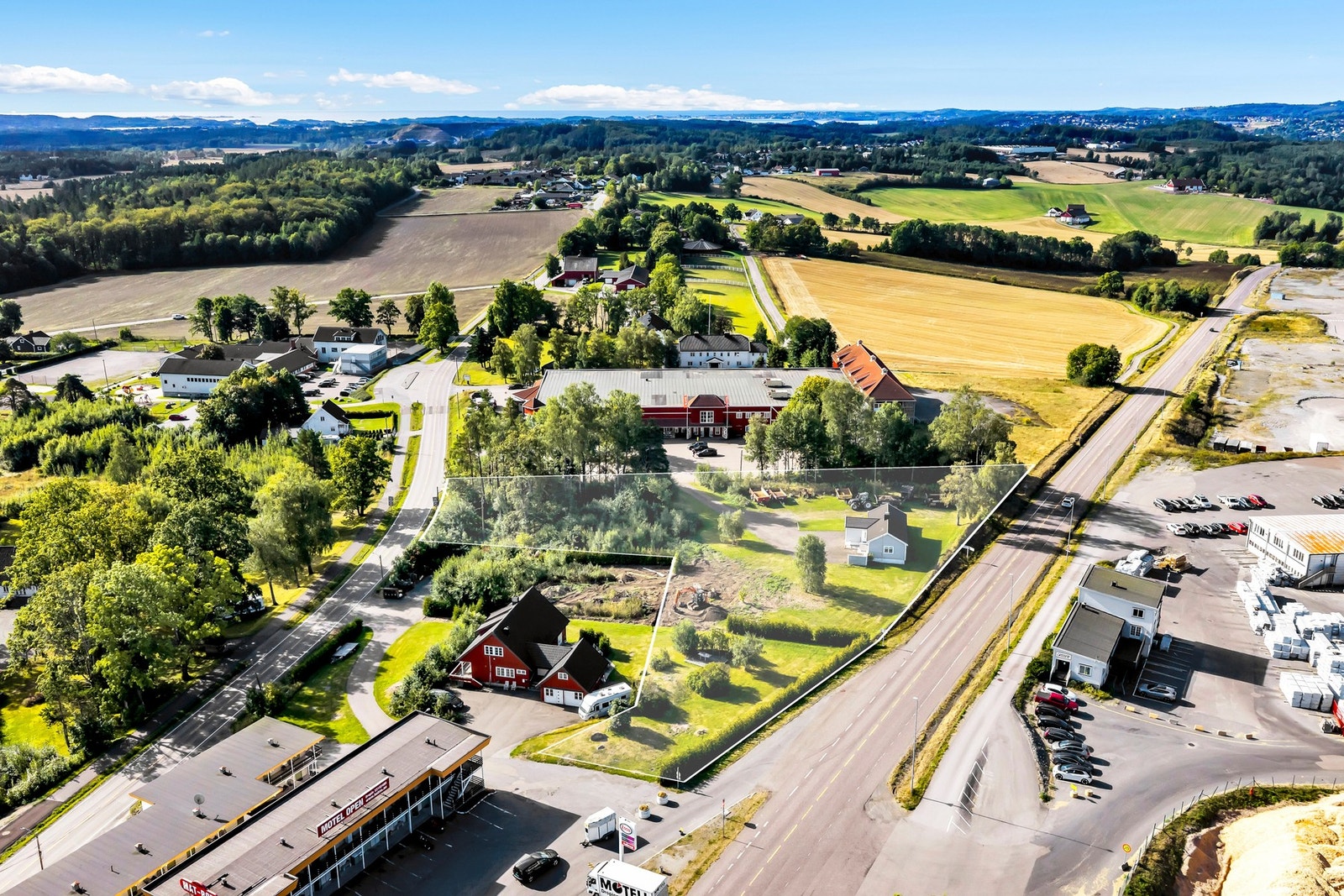 Velkommen til denne store eiendommen på hele 7201 kvm med sentral beliggenhet på Amundrød/Verningen mellom Larvik og Sandefjord. Kort vei til E-18.
Foto: Boligbilder AS v/ Fredrik Wiig Galleribilde