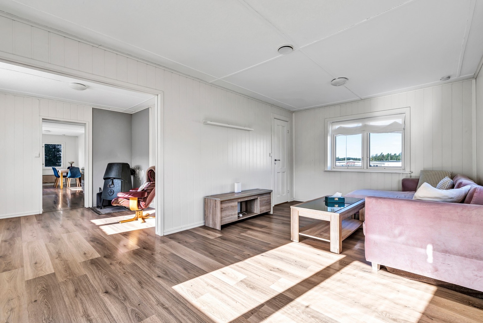 Innvendig er boligen stort sett pusset opp i nyere tid og hovedetasje holder generelt god standard.
Her er bildet fra stuen. Galleribilde