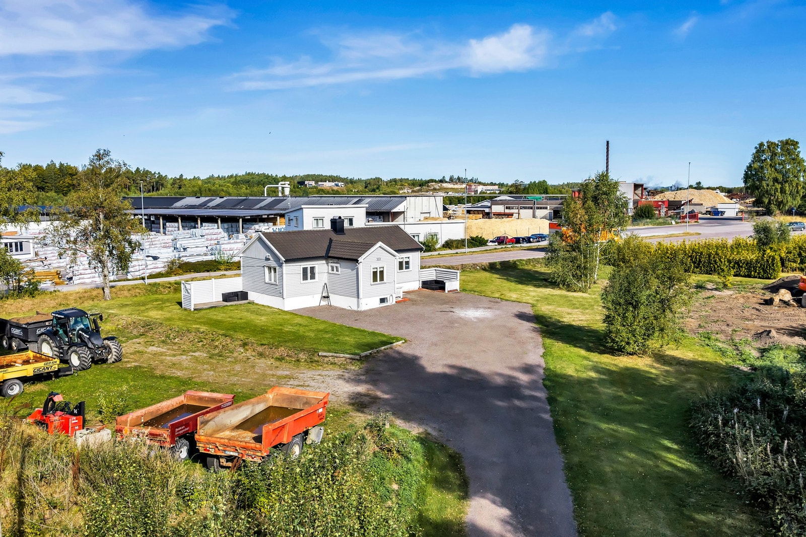 På eiendommen er det en enebolig med parkering, terrasse og hage. Galleribilde
