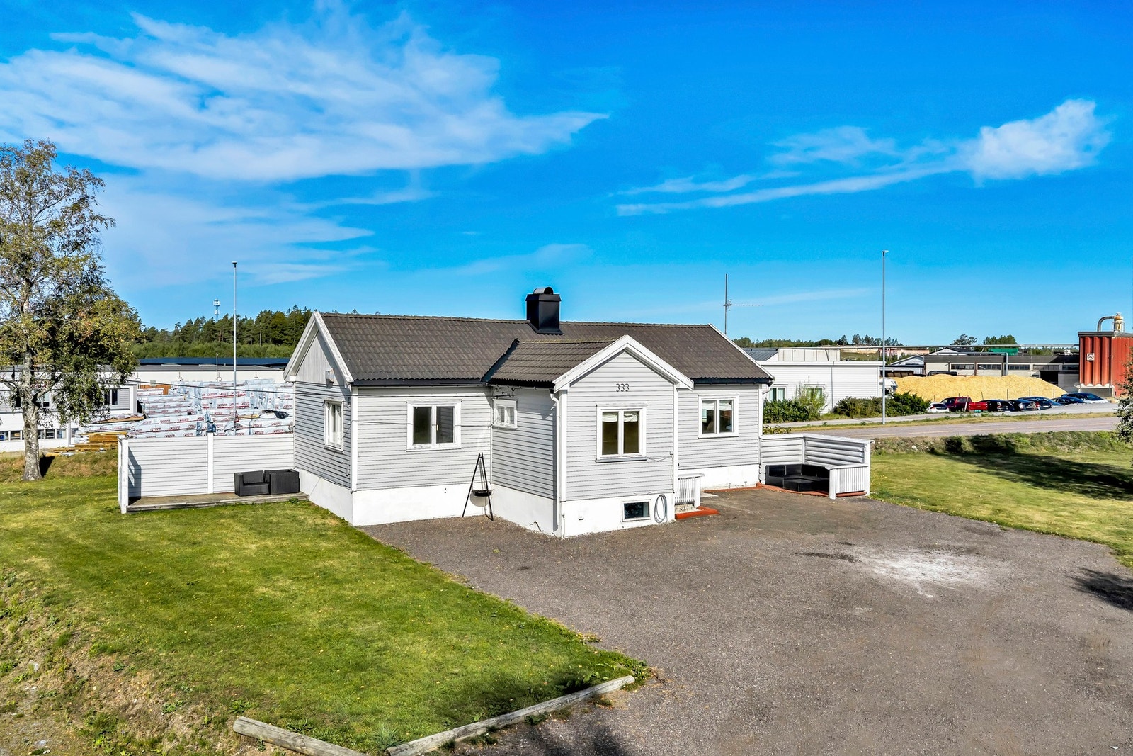 Stor gårdsplass utenfor eneboligen. Galleribilde