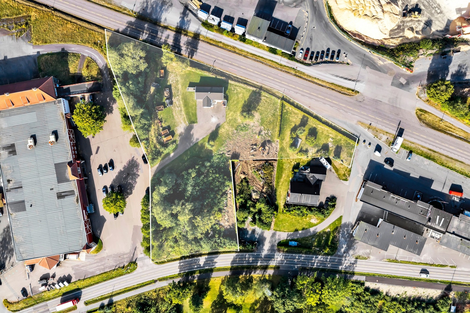 Omtrentlig omriss av eiendommene.
Til info så er det 3 kulturminner på eiendommen. Se salgsoppgaven for mer info. Galleribilde