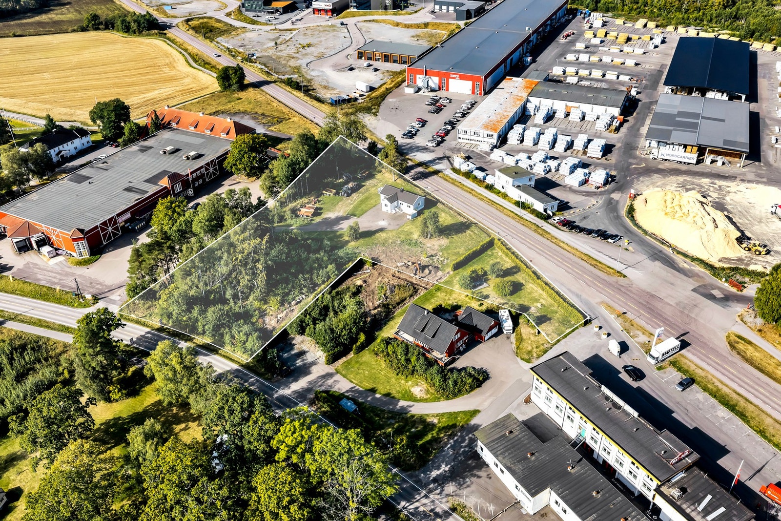 Omrisset av eiendommen er omtrentlig.
Eiendommen består av 2 bruksnummer der hovedeiendommen er GBNR 2040/53 og er på 4851 kvm, mens den andre eiendommen er GBNR 2136/5 og er på 2350 kvm. Se kart i salgsoppgaven for mer info. Galleribilde