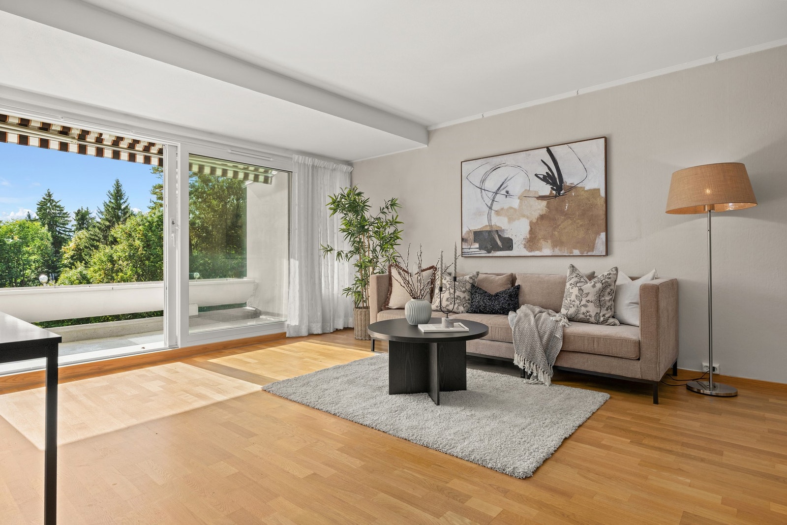 Store vindusflater gir godt med naturlig lys til oppholdsrommet Galleribilde