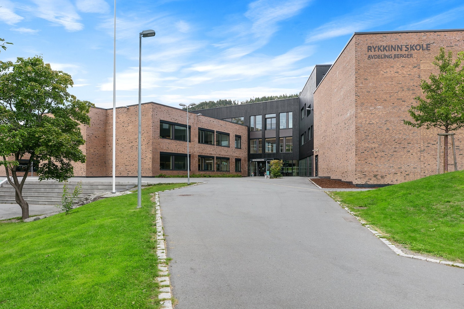 Trygg gangvei til Rykkinn barneskole, ca. 600 meter fra boligen Galleribilde