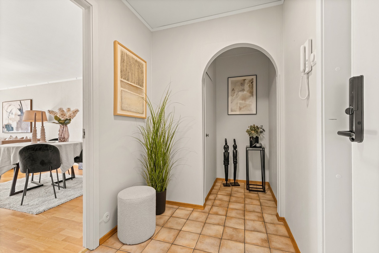 Entré med plass til oppbevaring av yttertøy og sko Galleribilde
