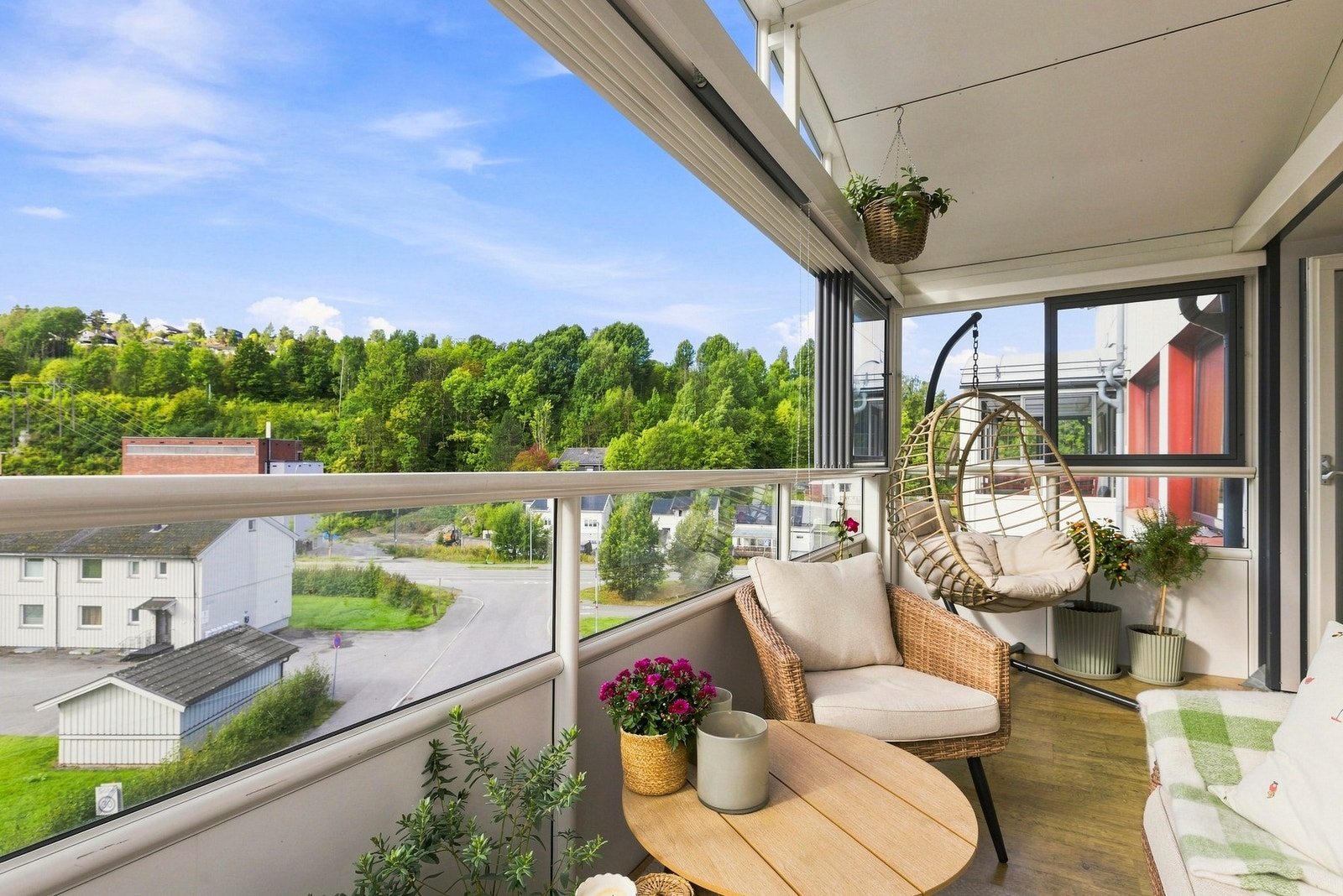 Balkongen har laminatgulv, plater på vegger og himling, skyvevinduer, belysning og stikkontakt. Galleribilde