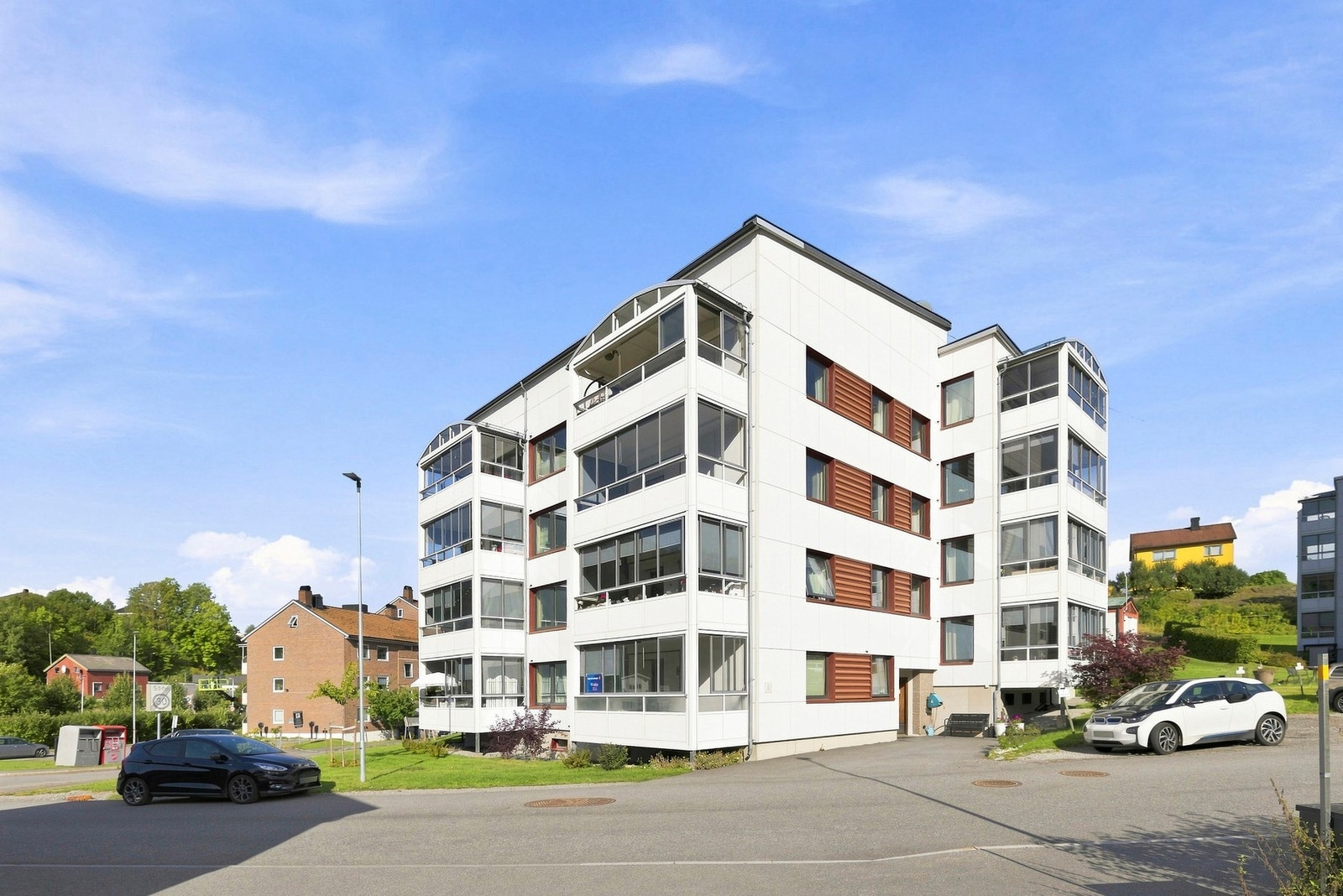 Det følger med en kjellerbod på ca. 8 kvm og en loftsbod på ca. 4 kvm. Galleribilde