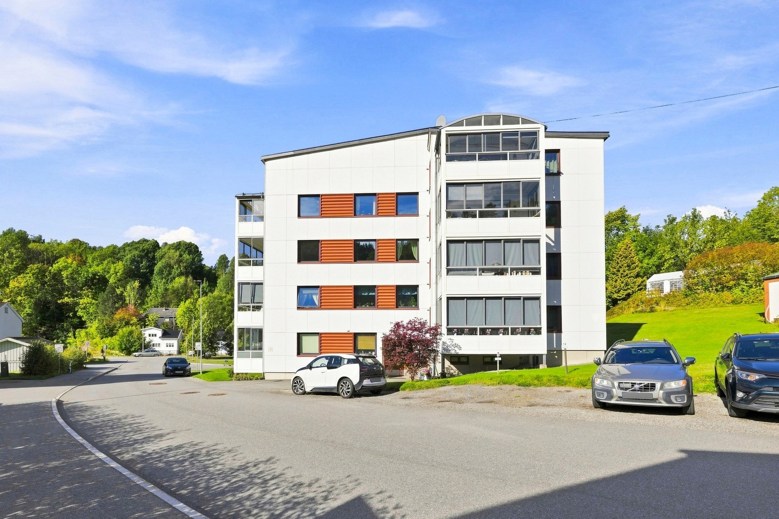 Leiligheten ligger i et veletablert og attraktivt boligområde, med kort vei til både natur, daglige servicetilbud og et rikt utvalg av fritidsaktiviteter. Galleribilde