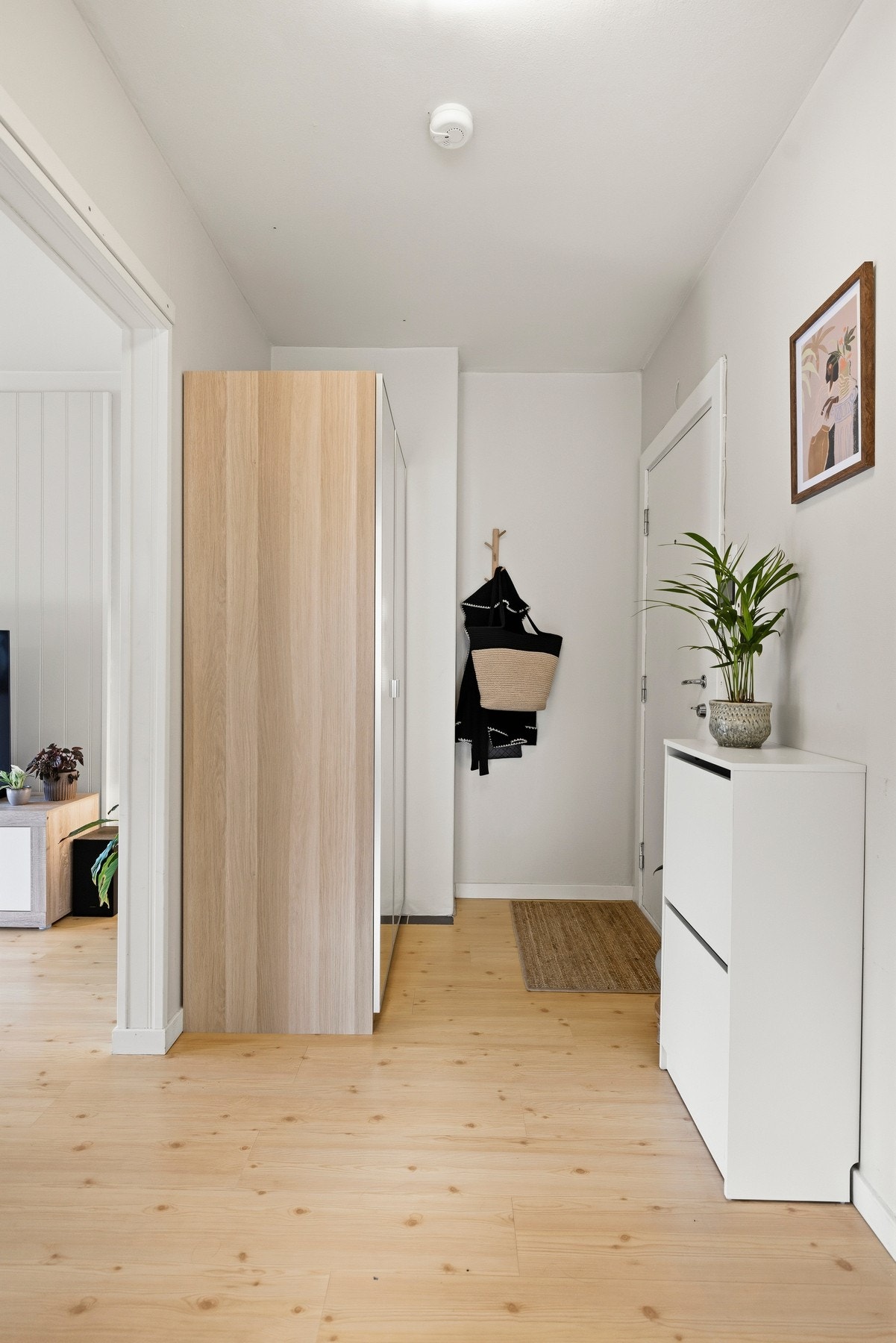 Velkommen inn i en romslig og innbydende entré med god plass til garderobeløsning, skoskap og knagger. Inngangspartiet gir et godt førsteinntrykk av boligen og har felles callinganlegg. Galleribilde
