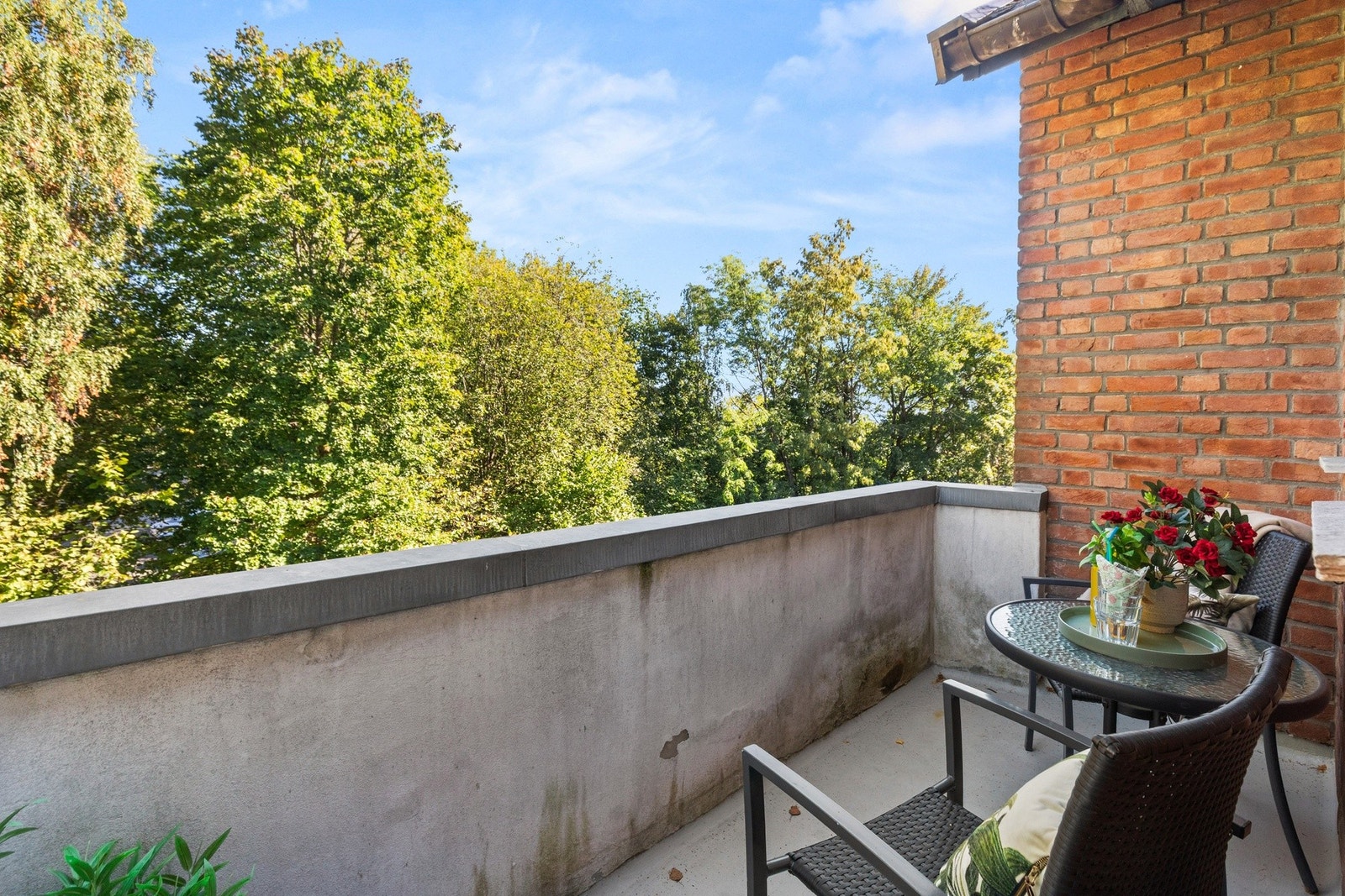 Østvendt balkong på 4 m² med gode solforhold og gode møbleringsmuligheter. Galleribilde