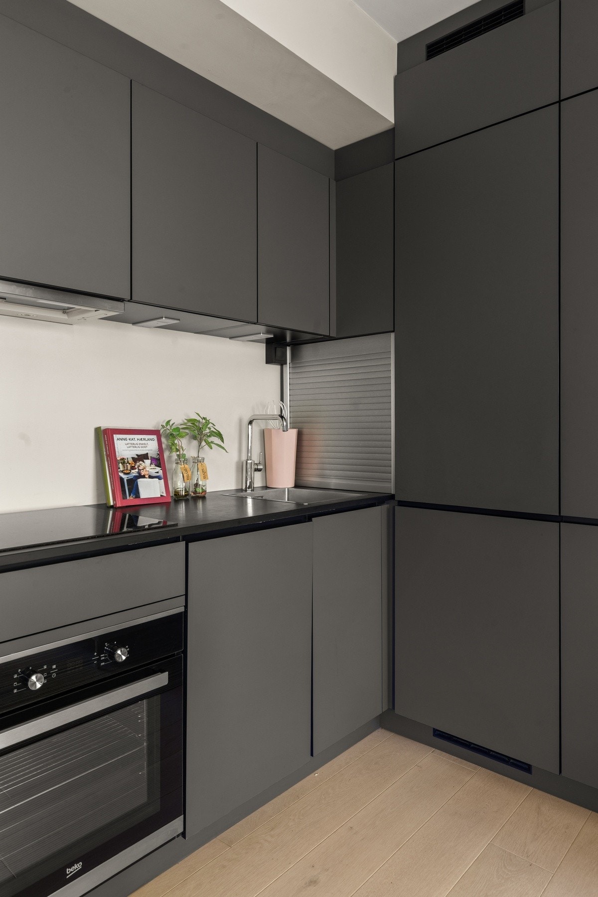Moderne kjøkkeninnredning fra KVIK, med glatte fronter og laminat benkeplater. Galleribilde