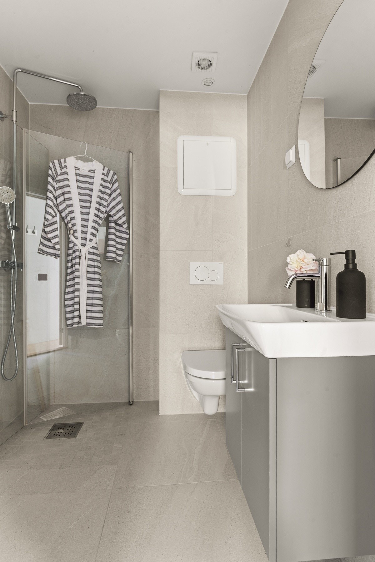 Flislagt bad med varmekabler og en stilren utforming. Badet ble renovert i 2019. Galleribilde