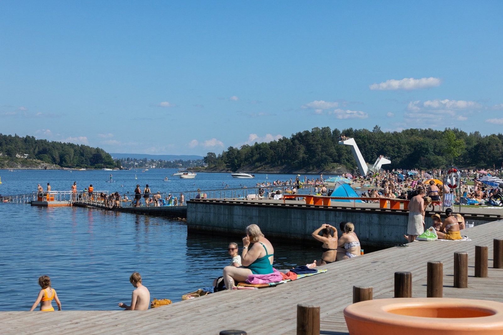 Fra Kadettangen kan du gå over gangbroen til Kalvøya. Galleribilde