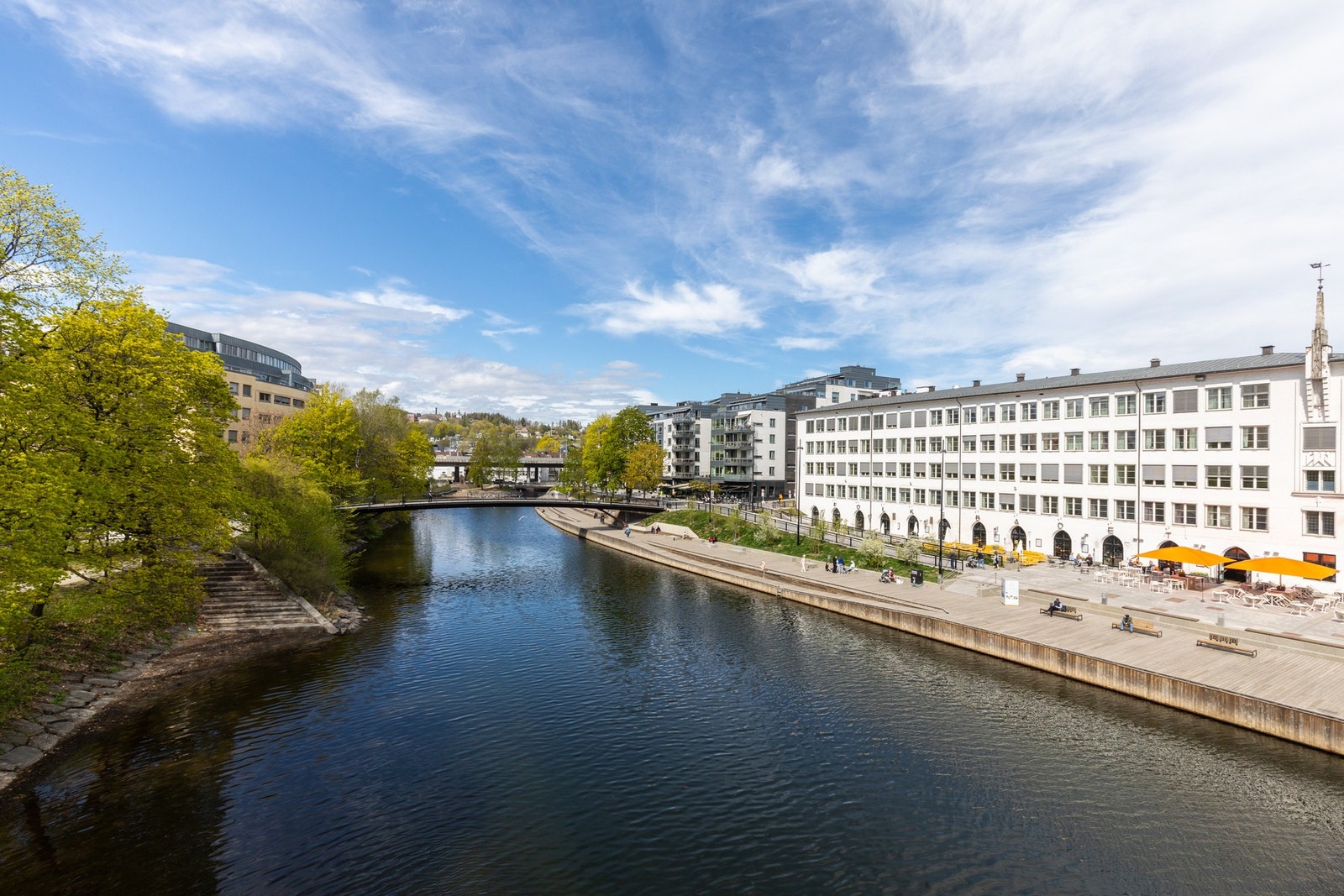 Langs Sandvikselva ligger flere cafeer og spisesteder. Blant annet Sandvika Folkebad som har solfylt uteservering. Galleribilde