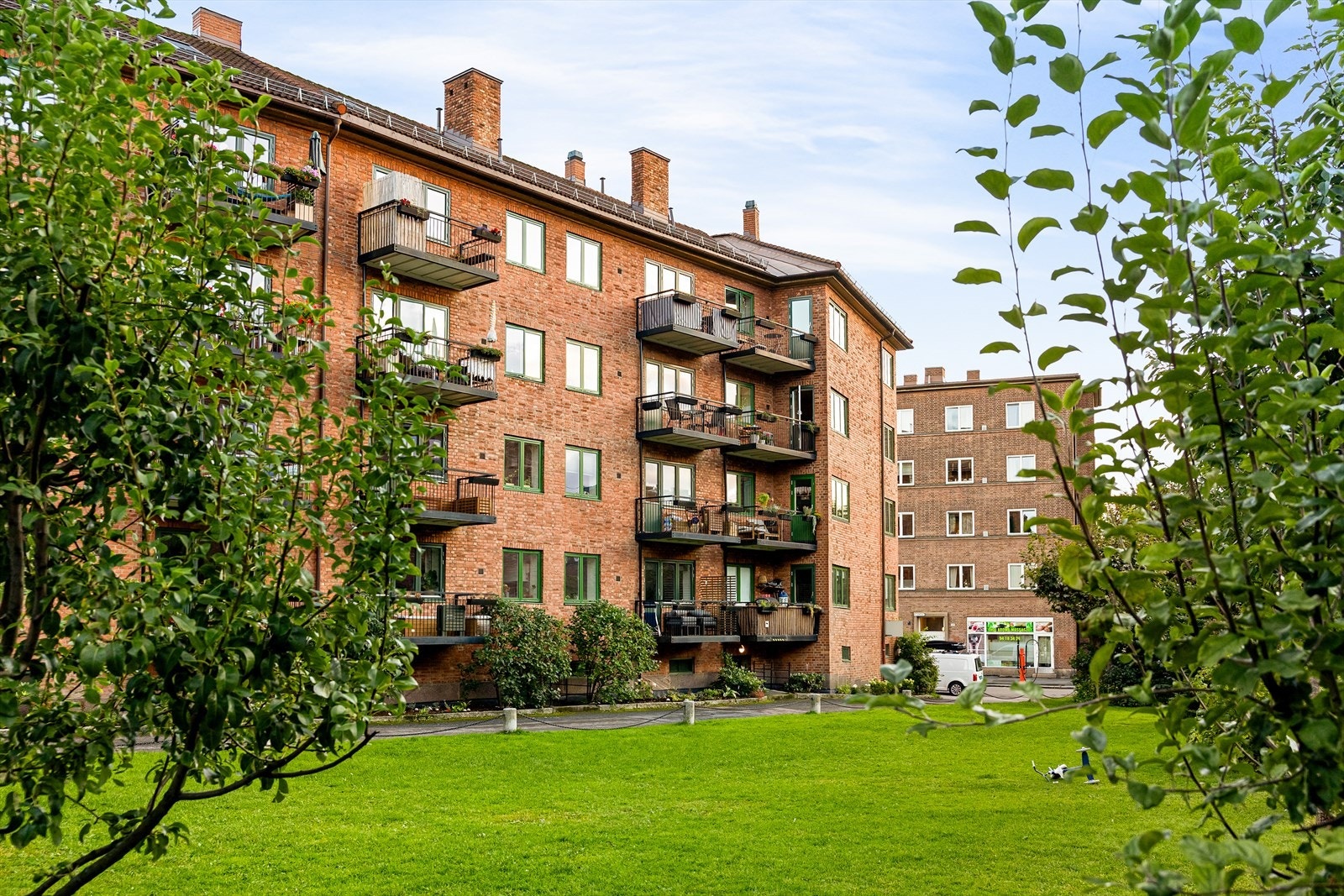 Aksjelaget byr på en idyllisk bakgård for beboerne. Galleribilde