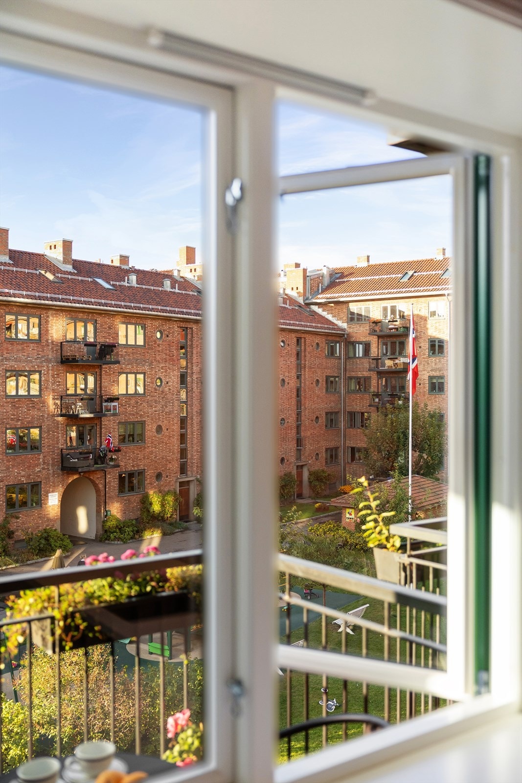 Kjøkkenvinduet sørger for godt med naturlig lys. Det er plass til en hyggelig sitteplass ved vinduet. Galleribilde