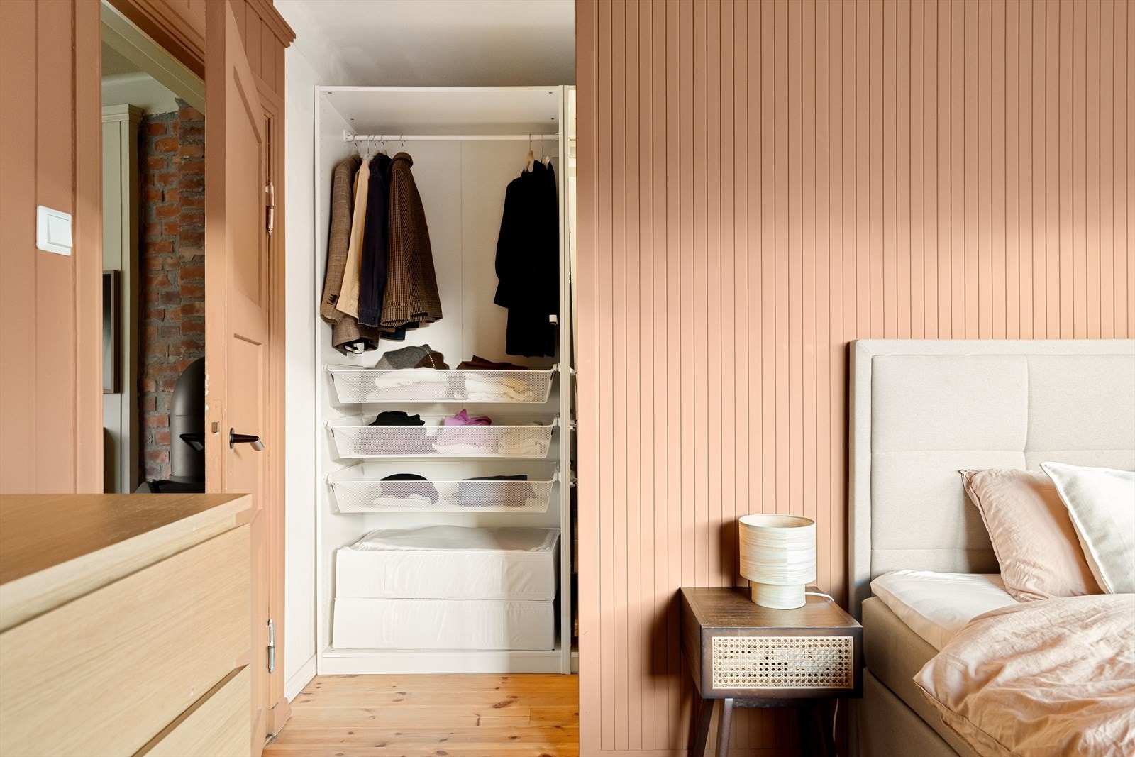 Det er godt med skapplass i walk-in garderobe. Galleribilde