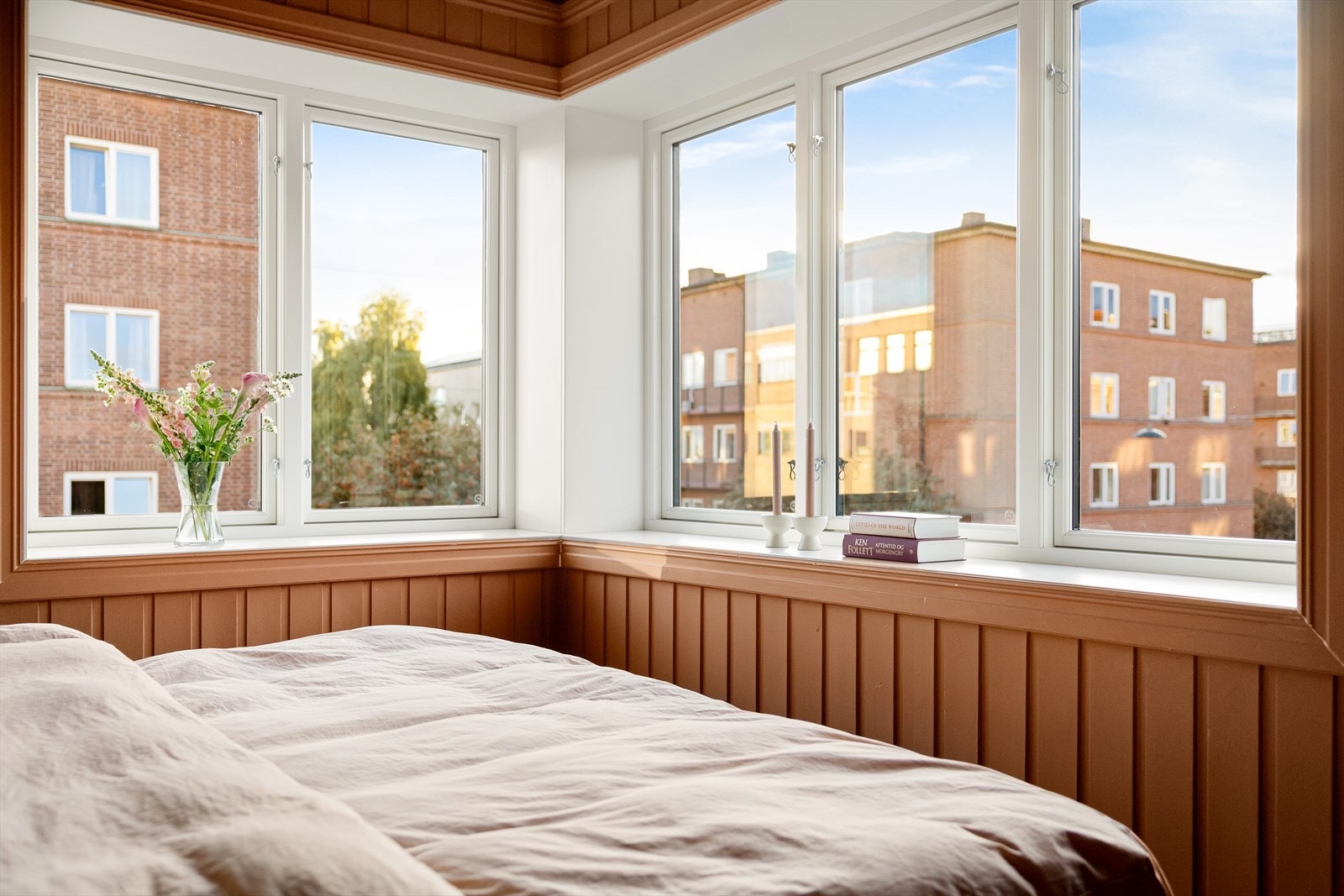 Soverommet har vinduer fra flere kanter som glipper inn rikelig med naturlig lys og gir gode muligheter for lufting. Galleribilde