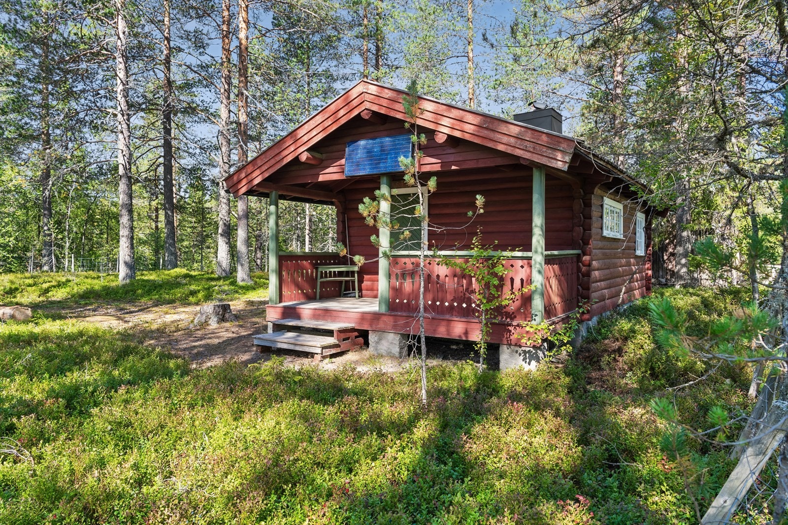 Eiendommen ligger i et fredelig skogsterreng med umiddelbar nærhet til skiløyper og turterreng. Galleribilde