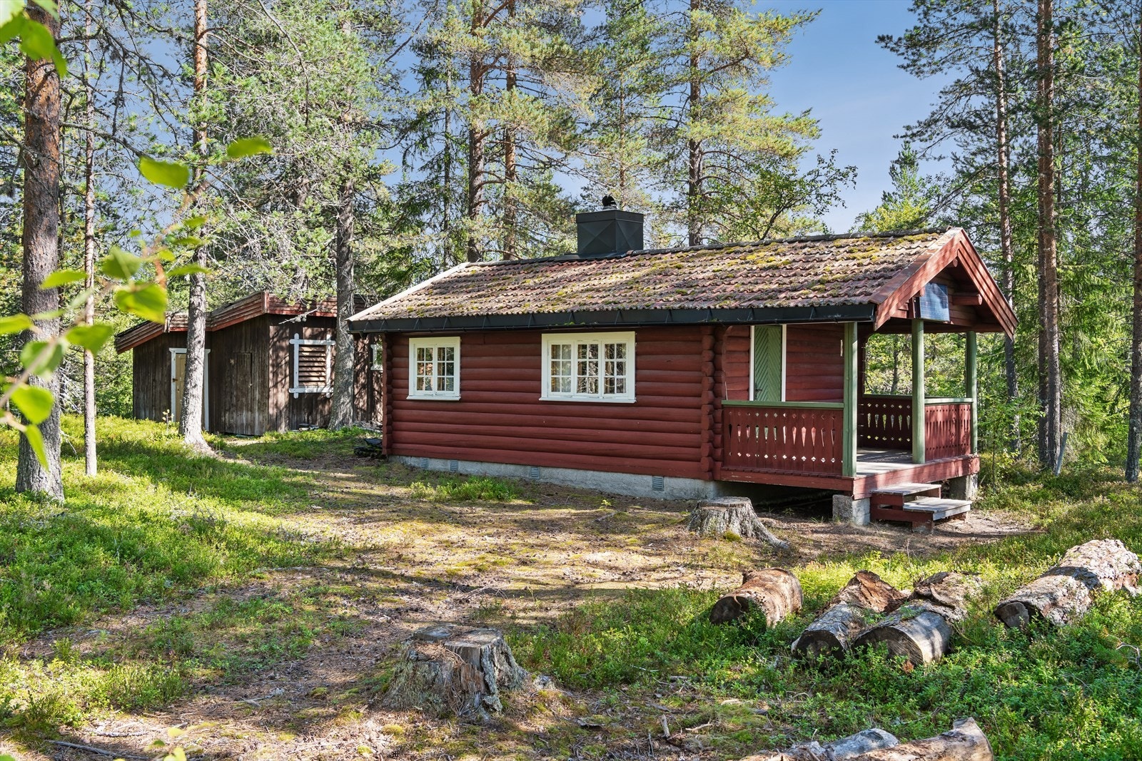 Tradisjonell tømmerhytte på ett plan, usjenert beliggende på en romslig naturtomt. Galleribilde