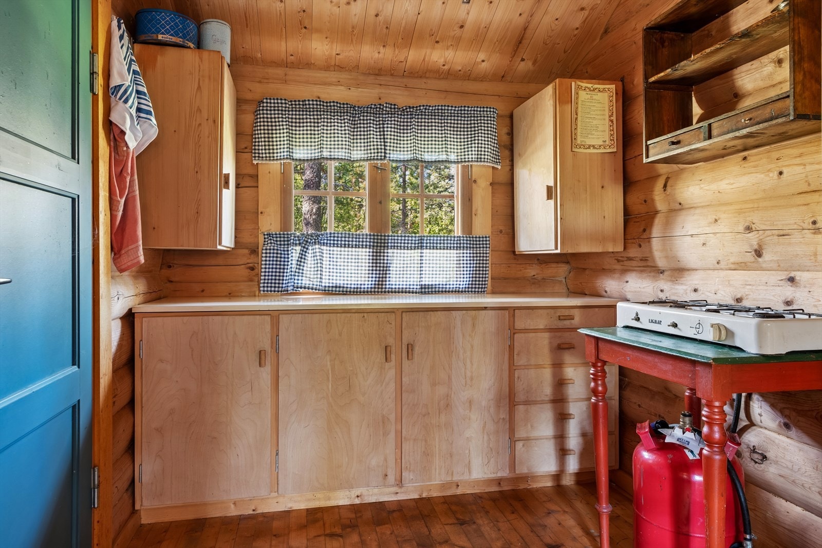 Kjøkkeninnredning med laminat benkeplate og propan koketopp med tre bluss. Manglende avtrekk gir TG3. Galleribilde
