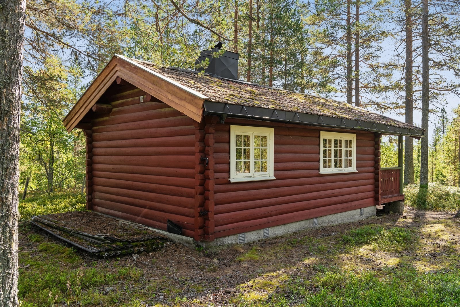 Saltak tekket med tegltakstein over laftede tømmervegger. Taktekking er gitt TG3. Galleribilde