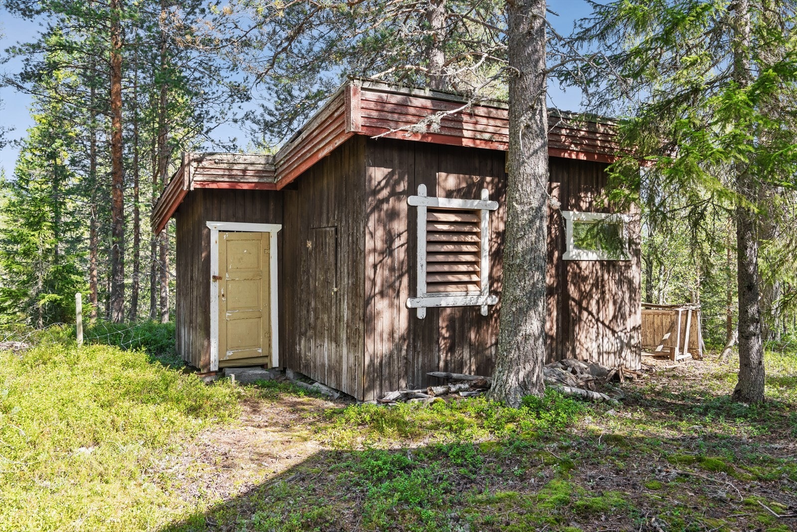 Frittstående uthus på tomten inneholder boder, vedbod og utedo. Galleribilde