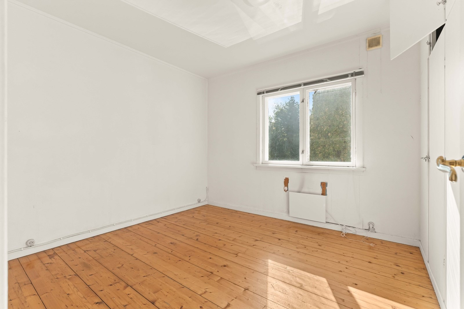 Soverom nummer to har fine lysforhold og passer godt som barnerom, gjesterom eller hjemmekontor. Galleribilde