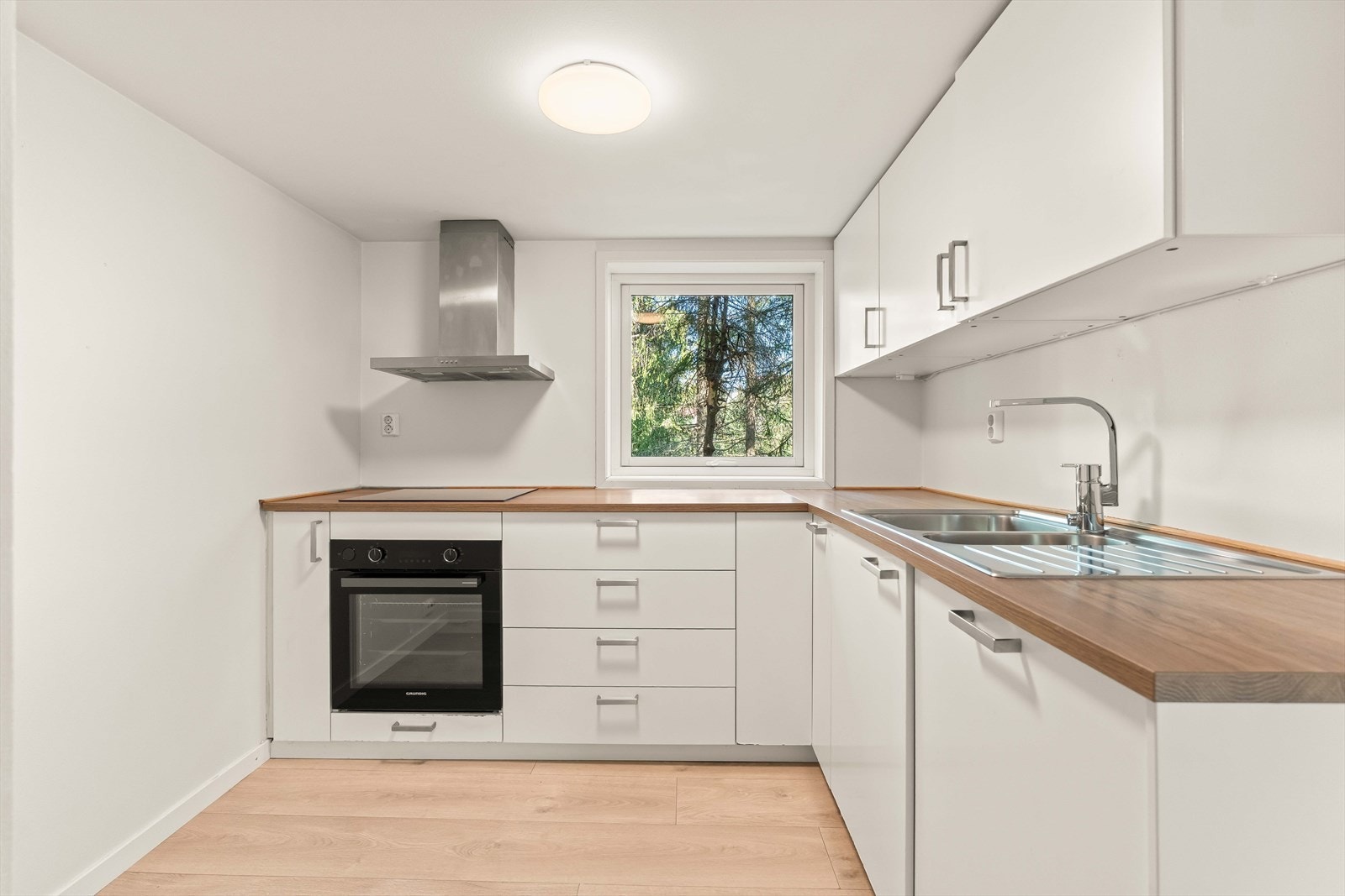 Underetasjen har eget kjøkken fra IKEA fra 2016, med glatte fronter og laminert benkeplate. Galleribilde