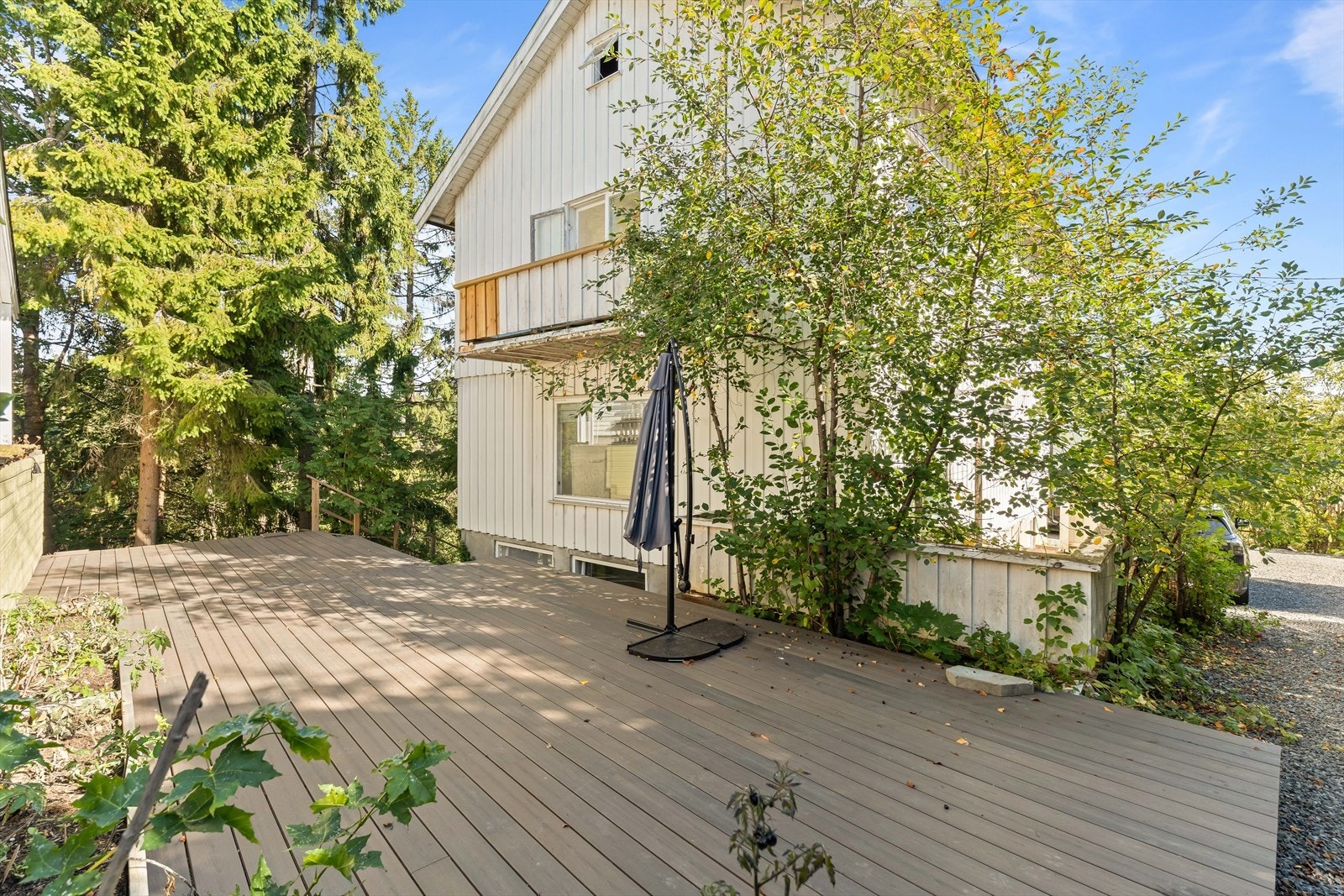 Boligen disponerer en stor, skjermet terrasse som gir rikelig med plass til både spisegruppe, loungemøbler og hyggelige sammenkomster utendørs. Galleribilde