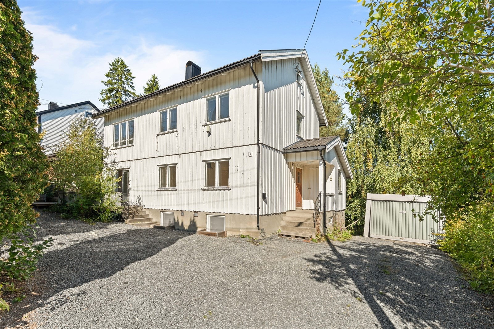 En innholdsrik halvpart av horisontaldelt tomannsbolig over to plan, med spennende muligheter og svært fleksibel planløsning. God plass til parkering med egen EL-lader. Galleribilde