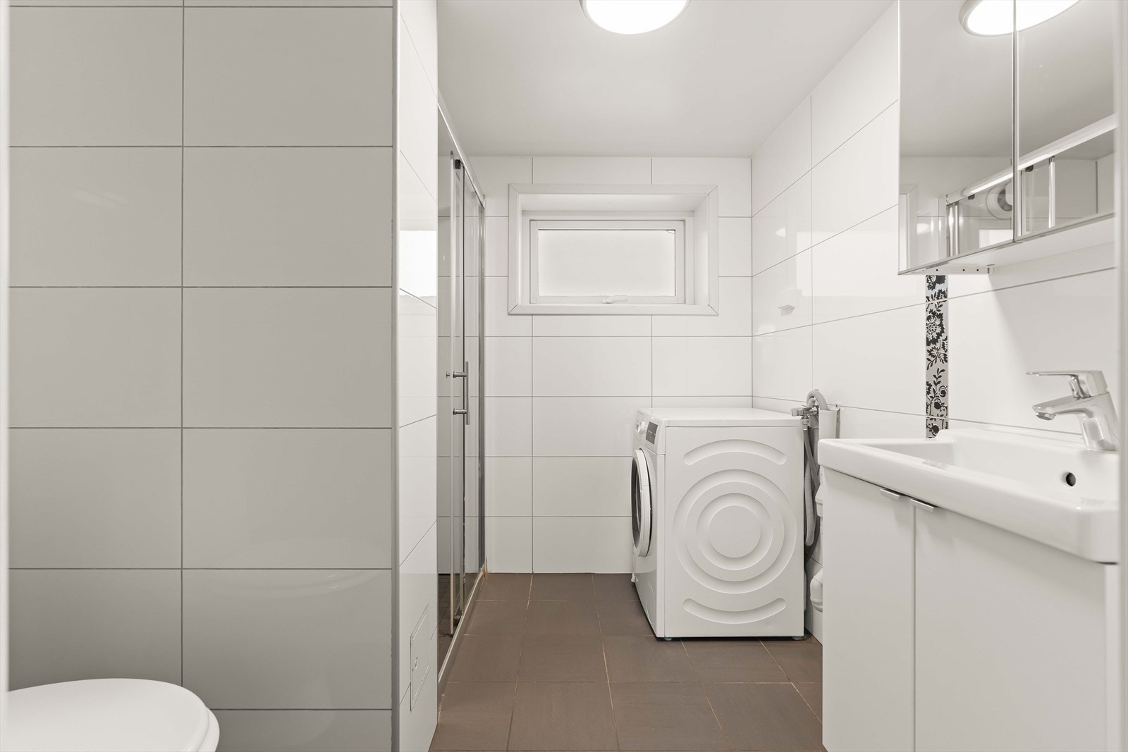Badet i underetasjen ble pusset opp i 2016 og har servantinnredning, toalett, dusj og opplegg for vaskemaskin. Galleribilde