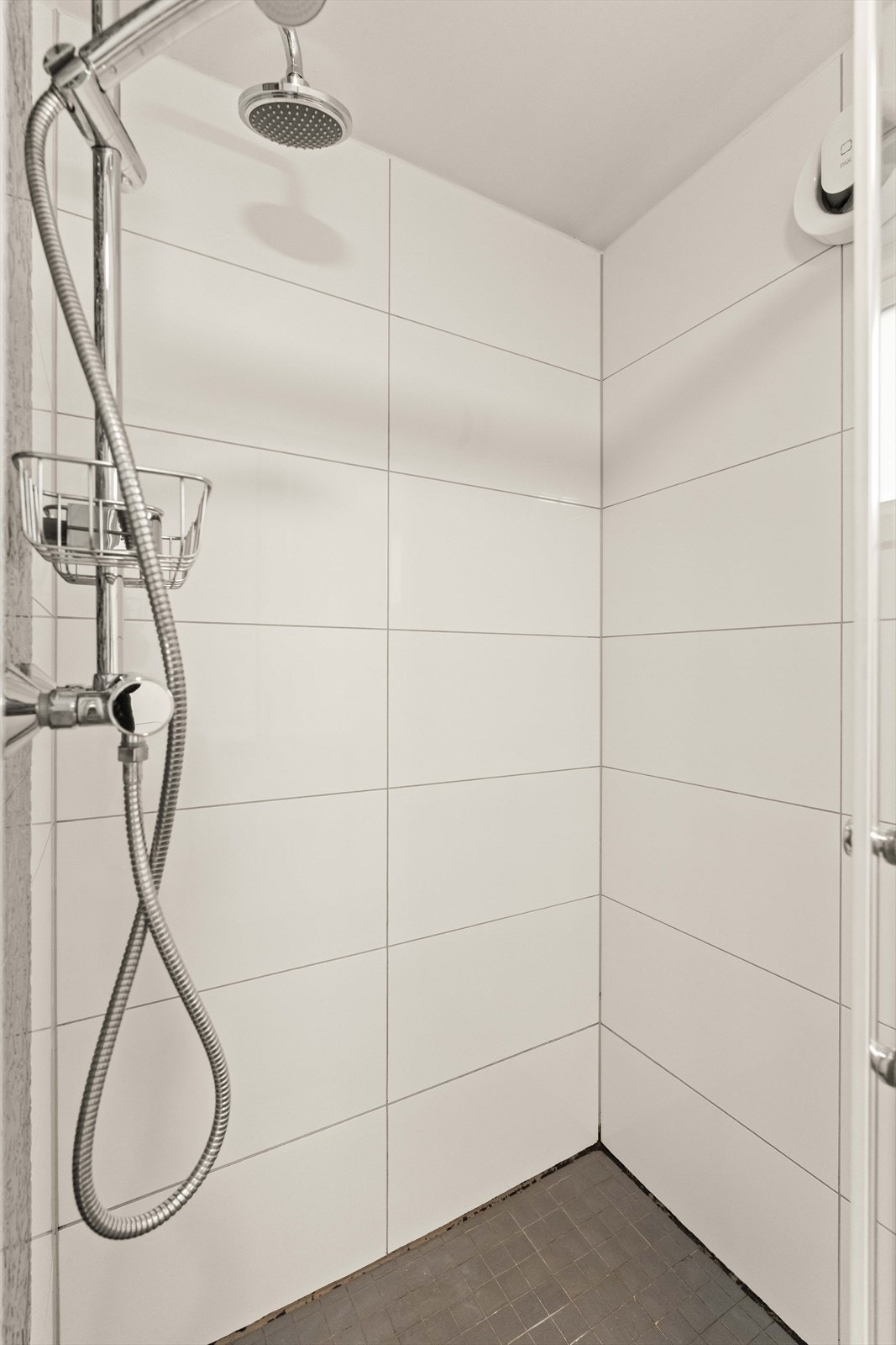 Dusjsonen er praktisk plassert i enden av badet. Galleribilde