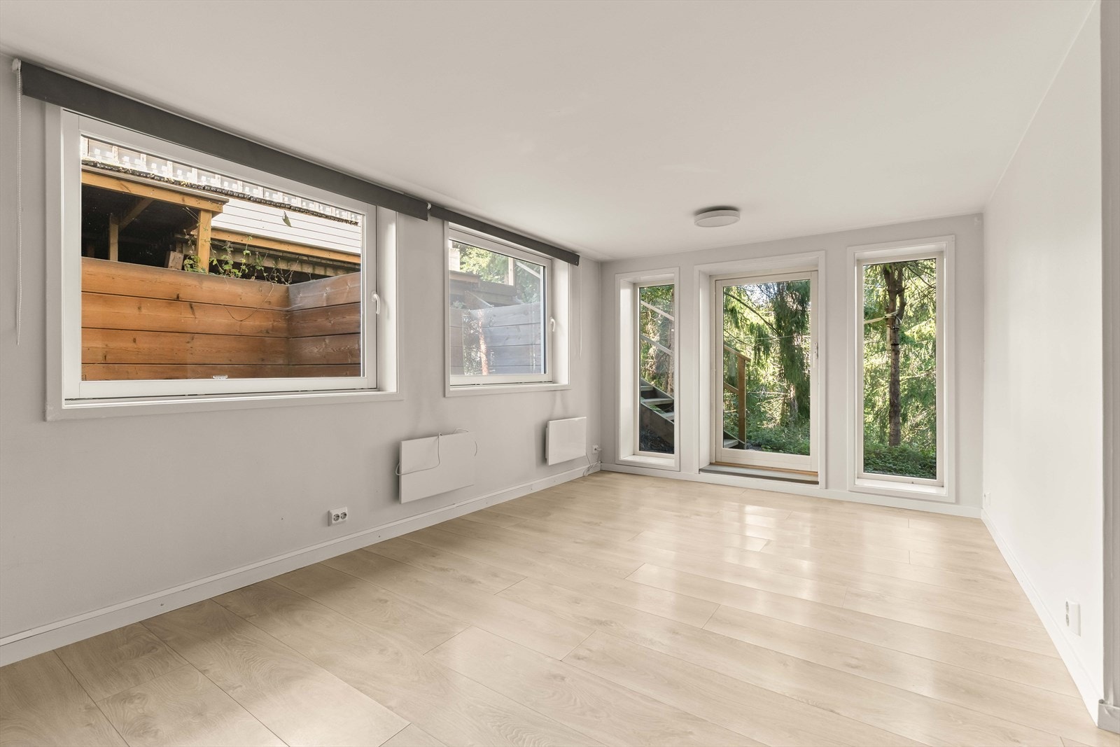 Her er det god plass til både sofagruppe og spisebord - en innholdsrik del av boligen med mange bruksmuligheter. Galleribilde