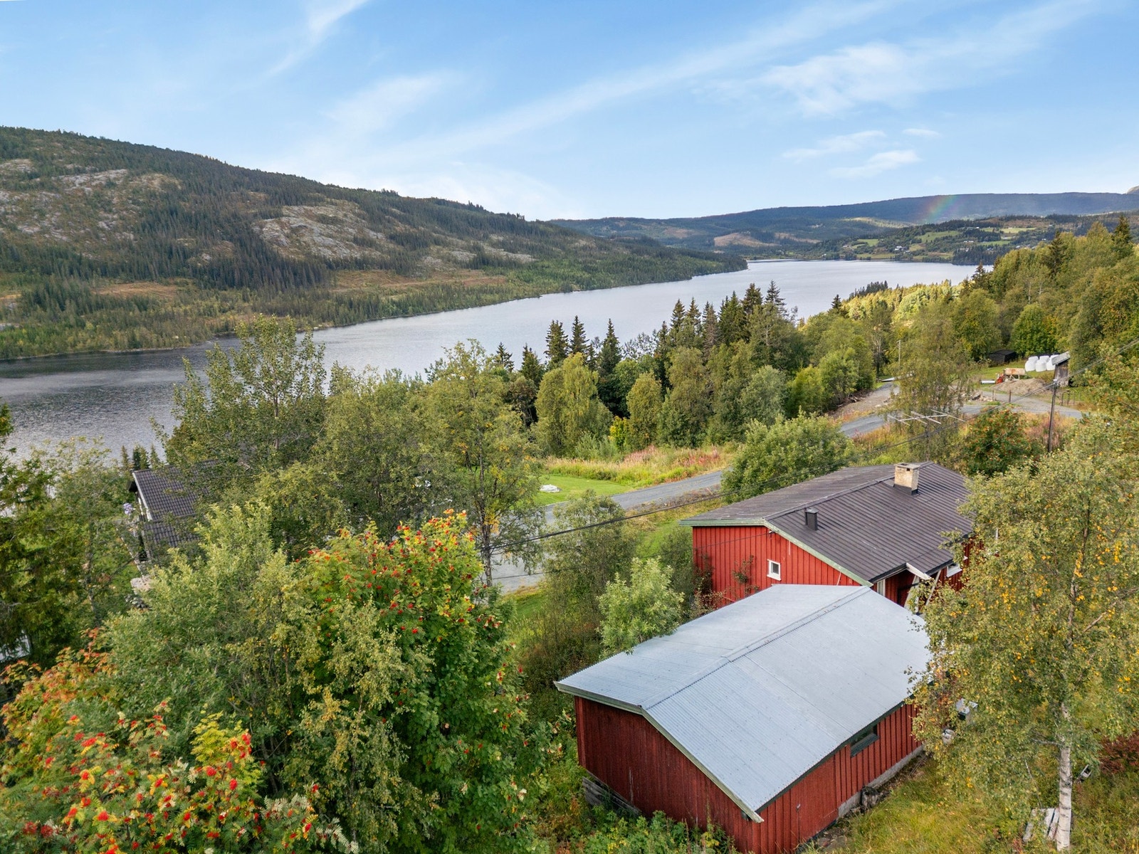 Dette er en eiendom beliggende i Steinsetbygda i Etnedal, med flott utsikt over Steinsetfjorden og gode solforhold. Galleribilde