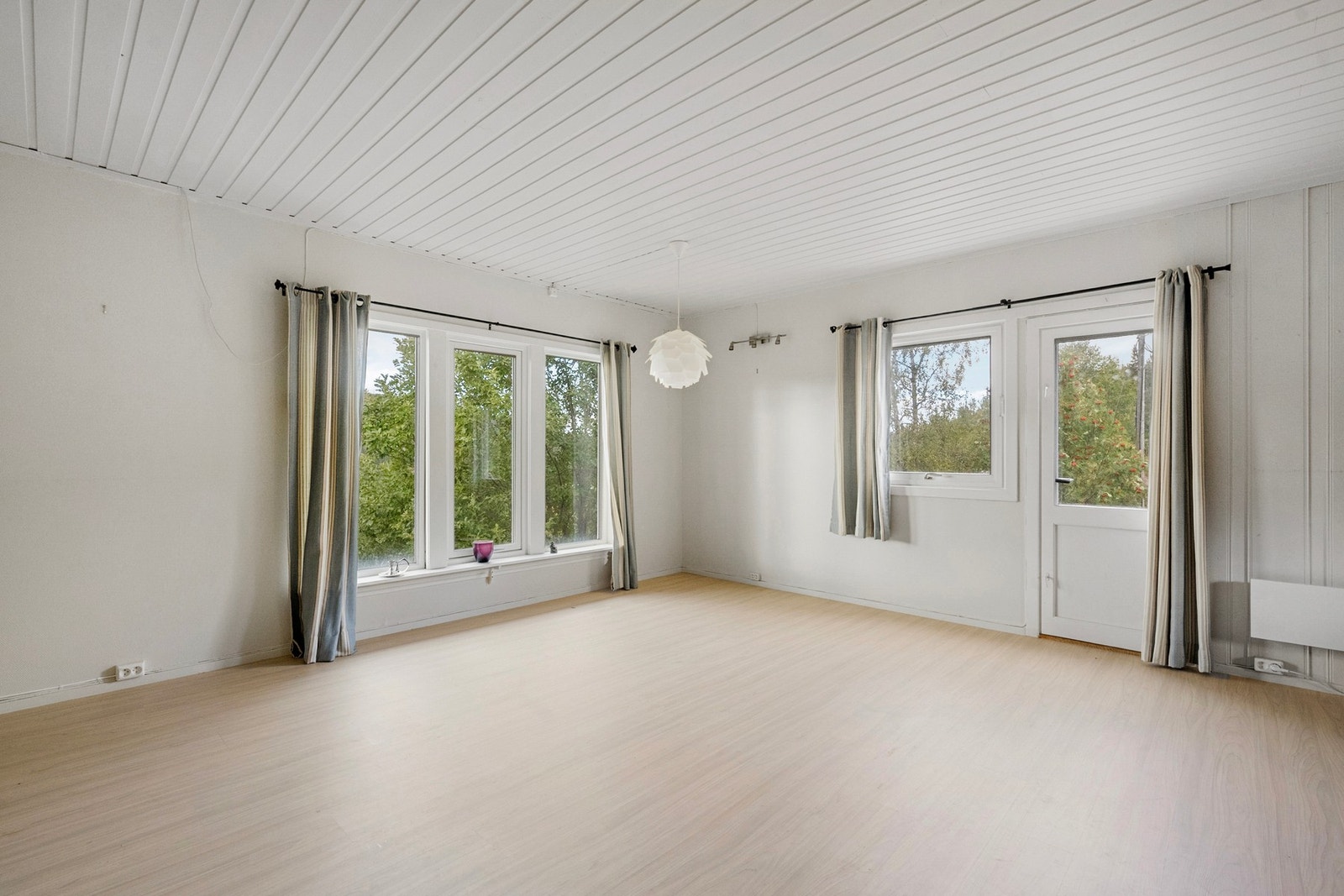 Det er montert tre nyere vinduer i stue-/spisestuedelen. Galleribilde
