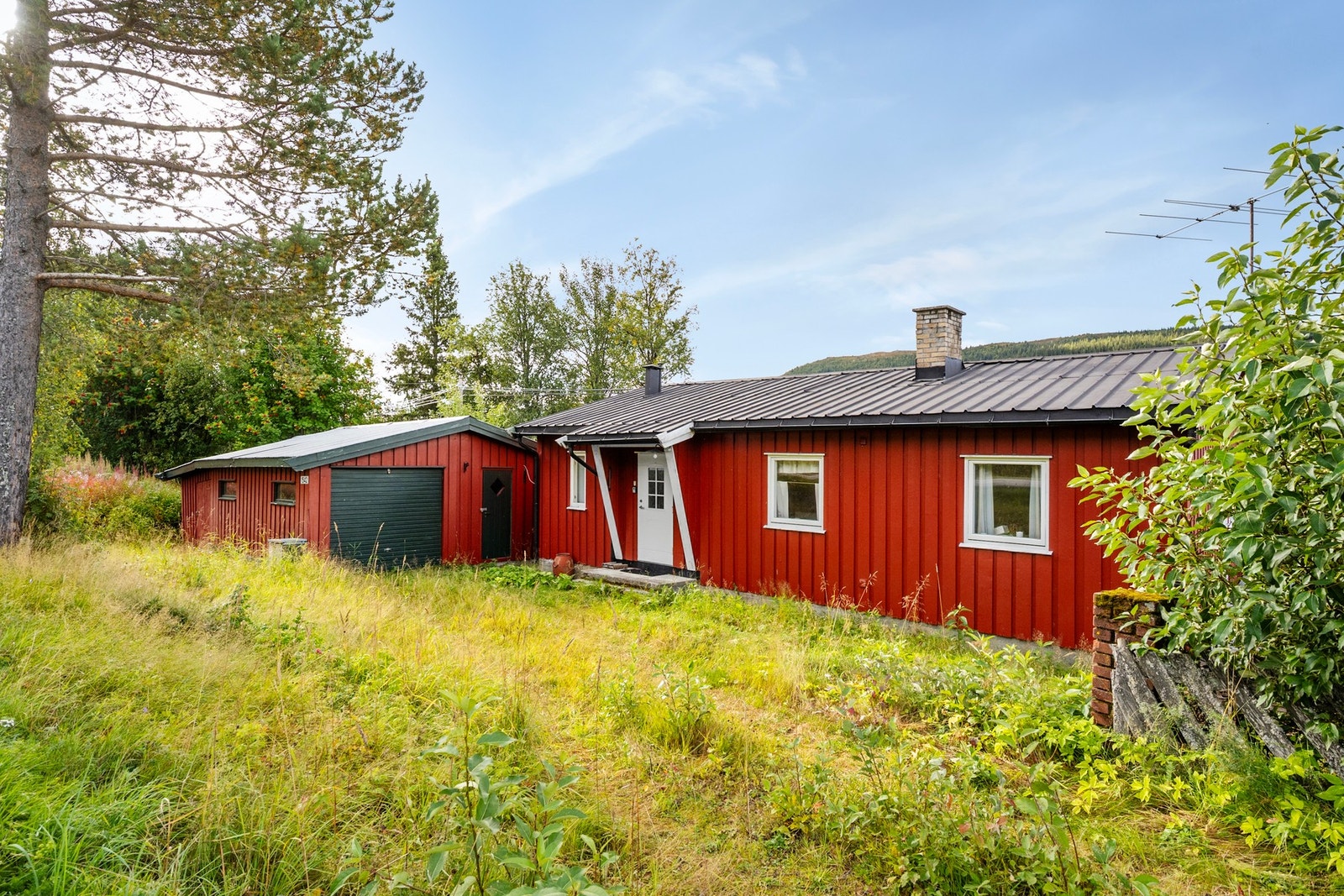 Det er bilvei helt frem til eiendommen og garasje. Galleribilde