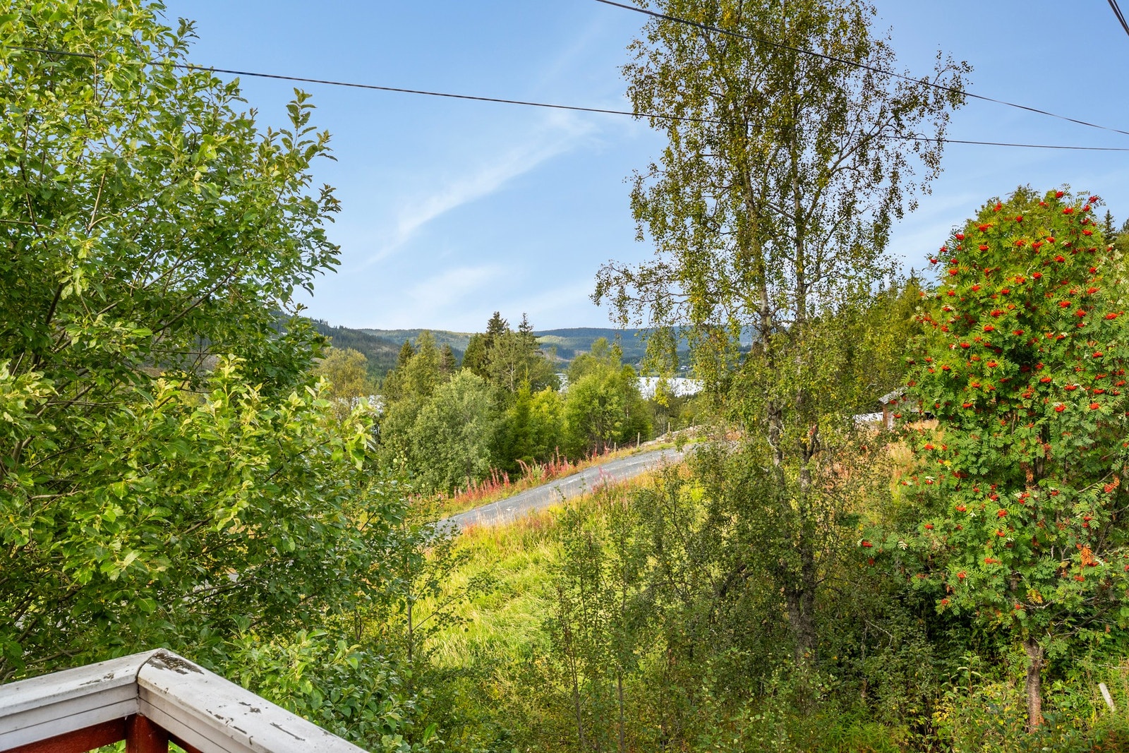 Eiendommen har en fin og attraktiv beliggenhet i naturskjønne omgivelser i Steinsetbygda i Etnedal kommune. Galleribilde