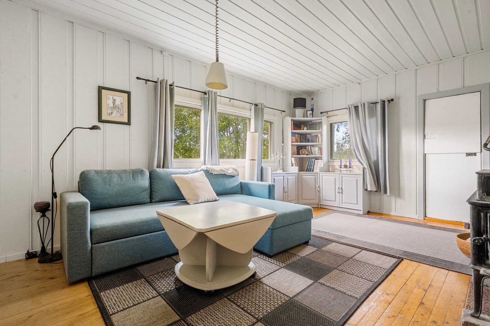 Det er egen utgang fra kjellerstuen til uteareal. Galleribilde