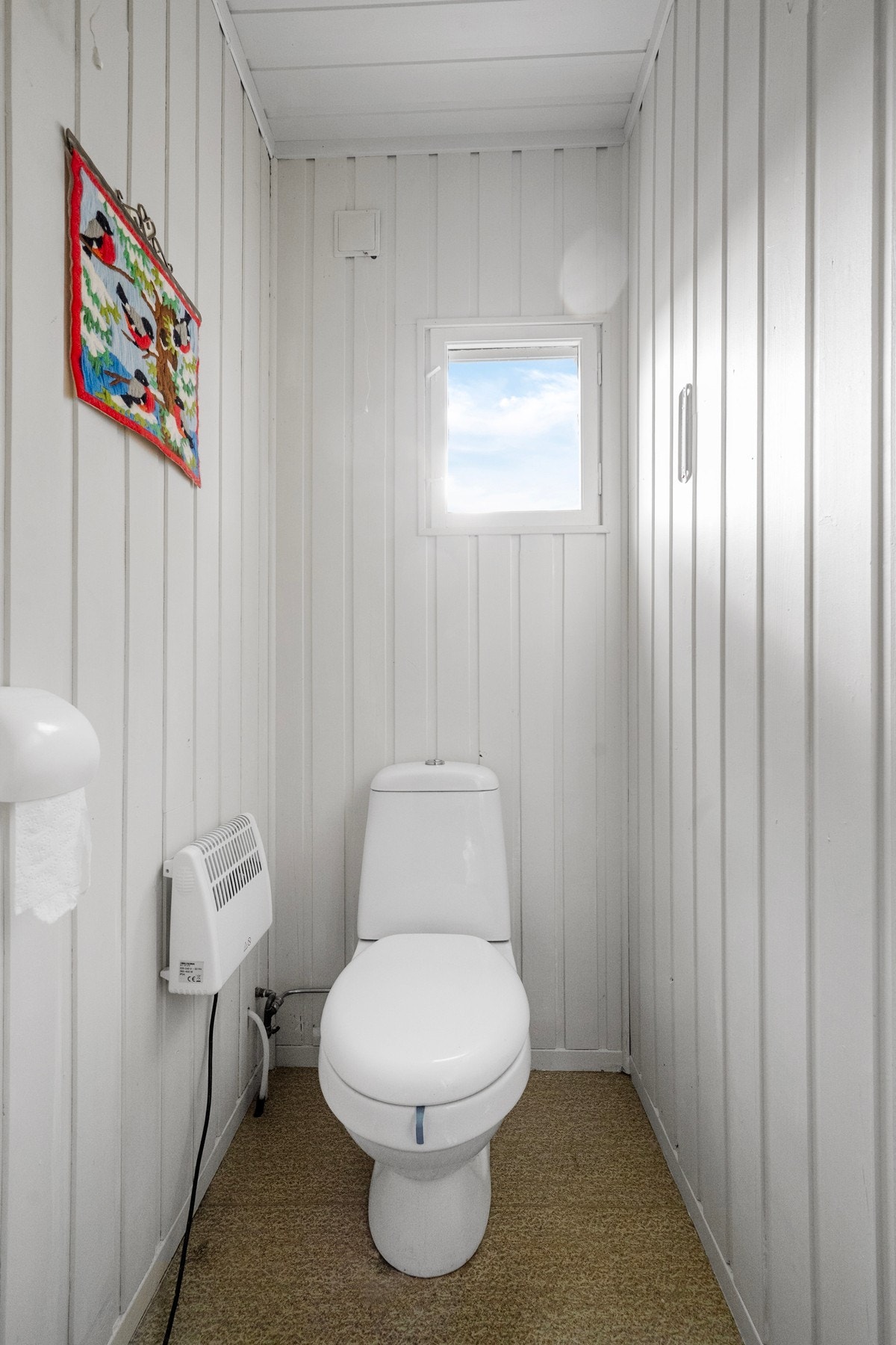 Toalettrommet har belegg på gulv og panel på vegger og himling. Rommet er utstyrt med WC og har naturlig ventilasjon. Galleribilde