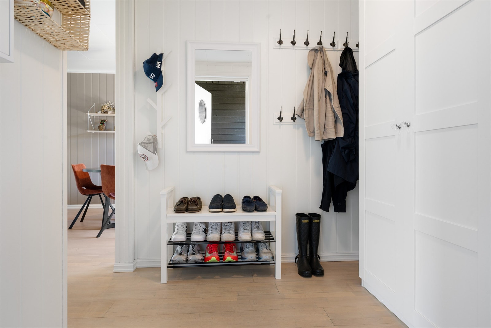 Romslig entré med god plass til oppbevaring av yttertøy og sko. Galleribilde