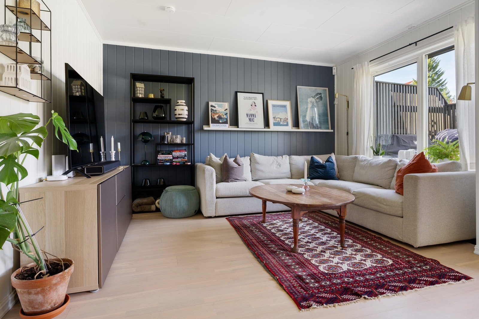 Stuen har god plass til en romslig sofagruppe for hele familien. Galleribilde