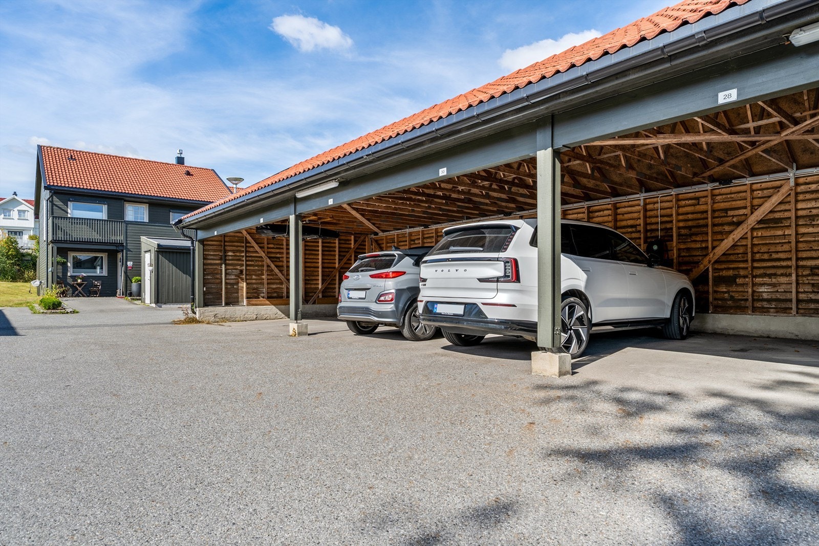 Egen plass i carport med installert elbillader. Galleribilde