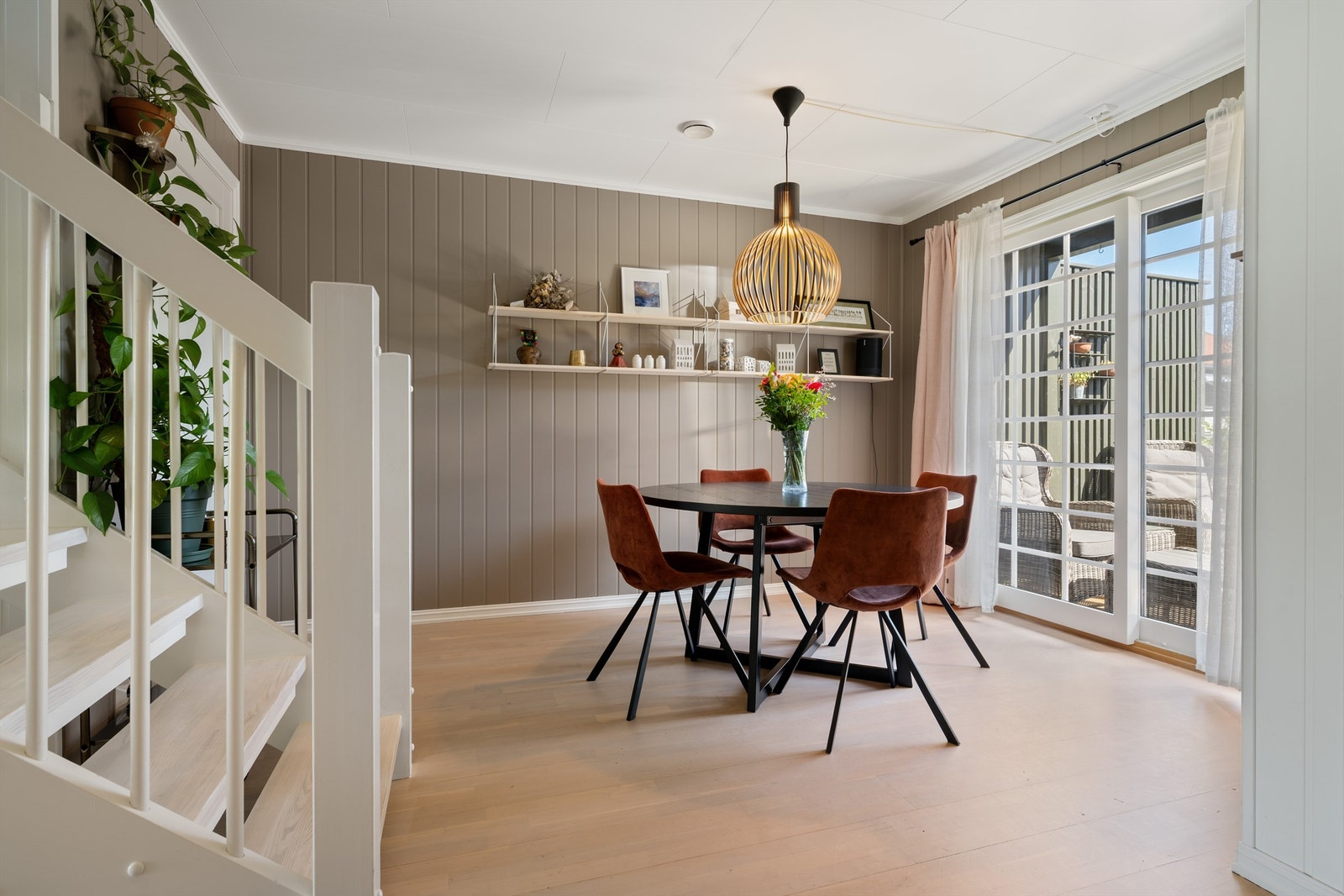 Spisestuen er et naturlig samlingspunkt med utgang til en av uteplassene. Galleribilde