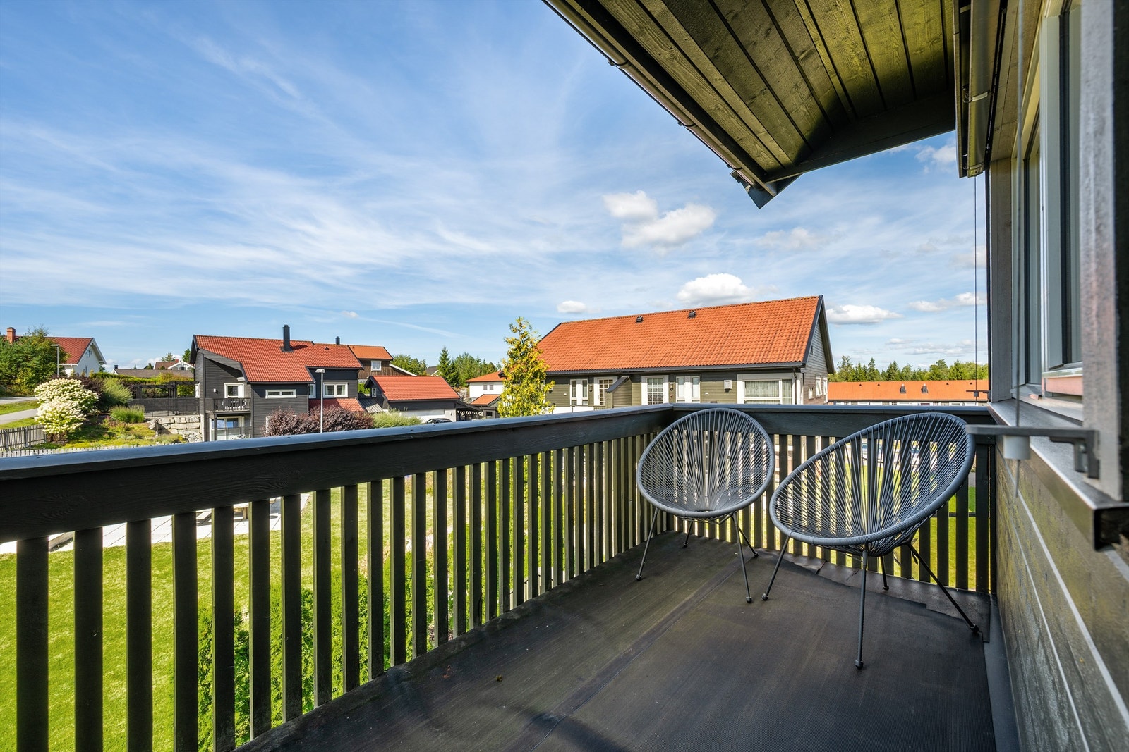 Fra balkongen i andre etasje har man utsikt over nærområdet. Galleribilde