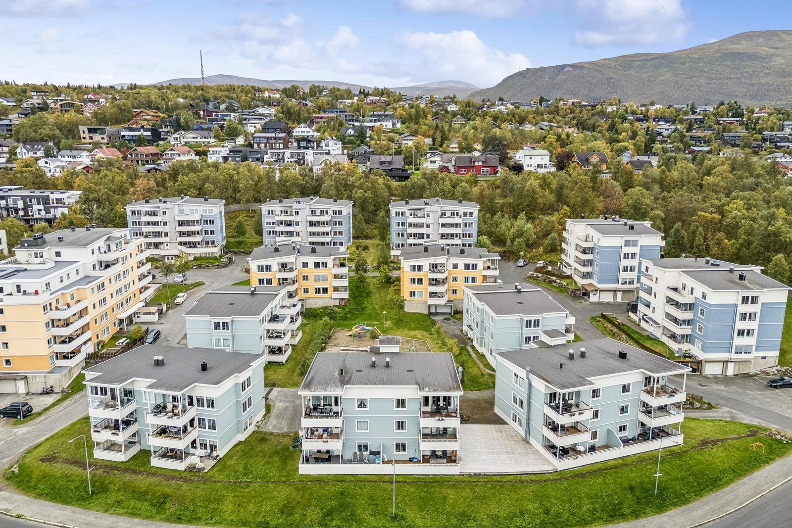 Etablert nabolag på Fagereng med umiddelbar adkomst til Tromsøyas lysløypenett. Galleribilde