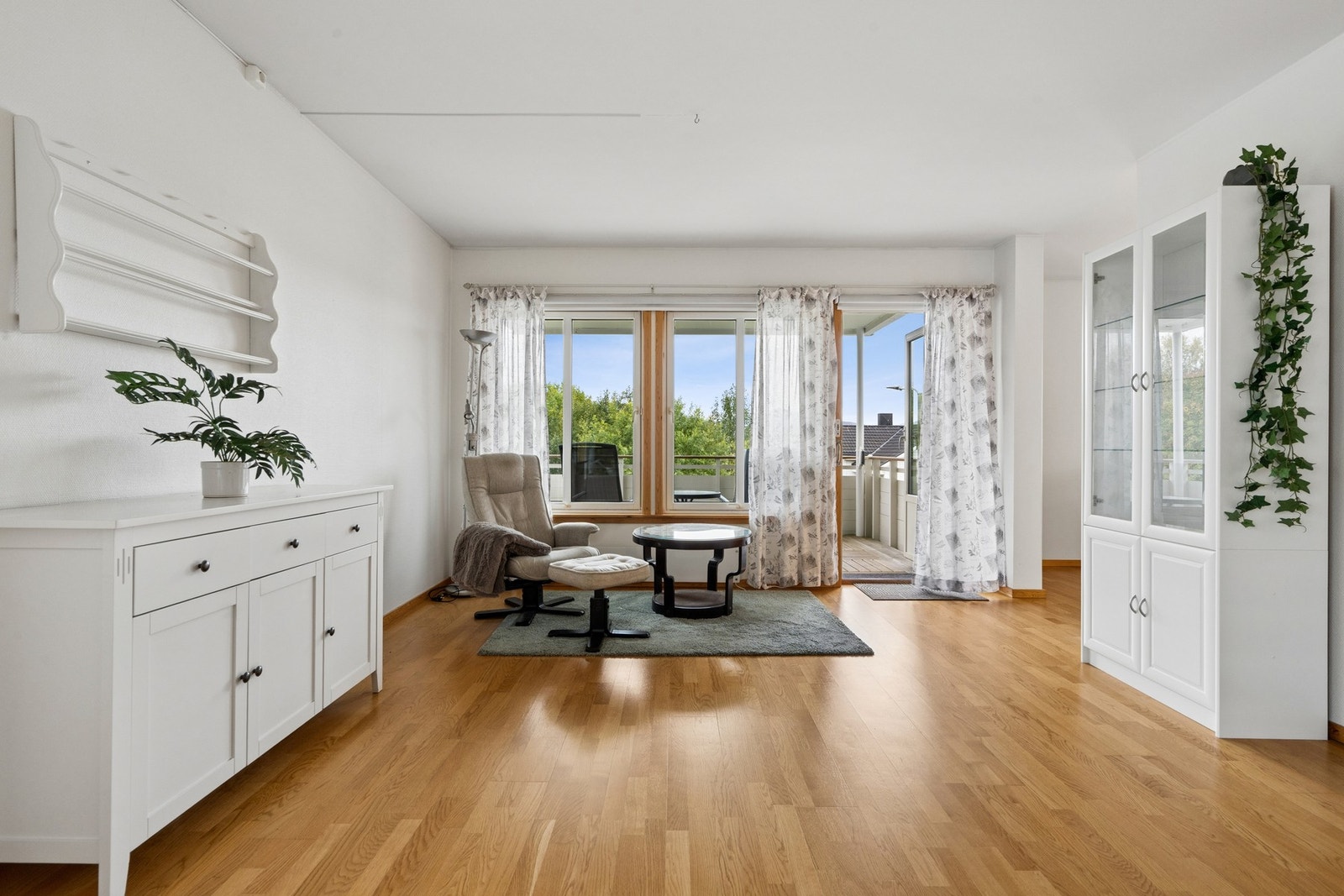 Fra stuen er det direkte utgang til balkongen. Galleribilde