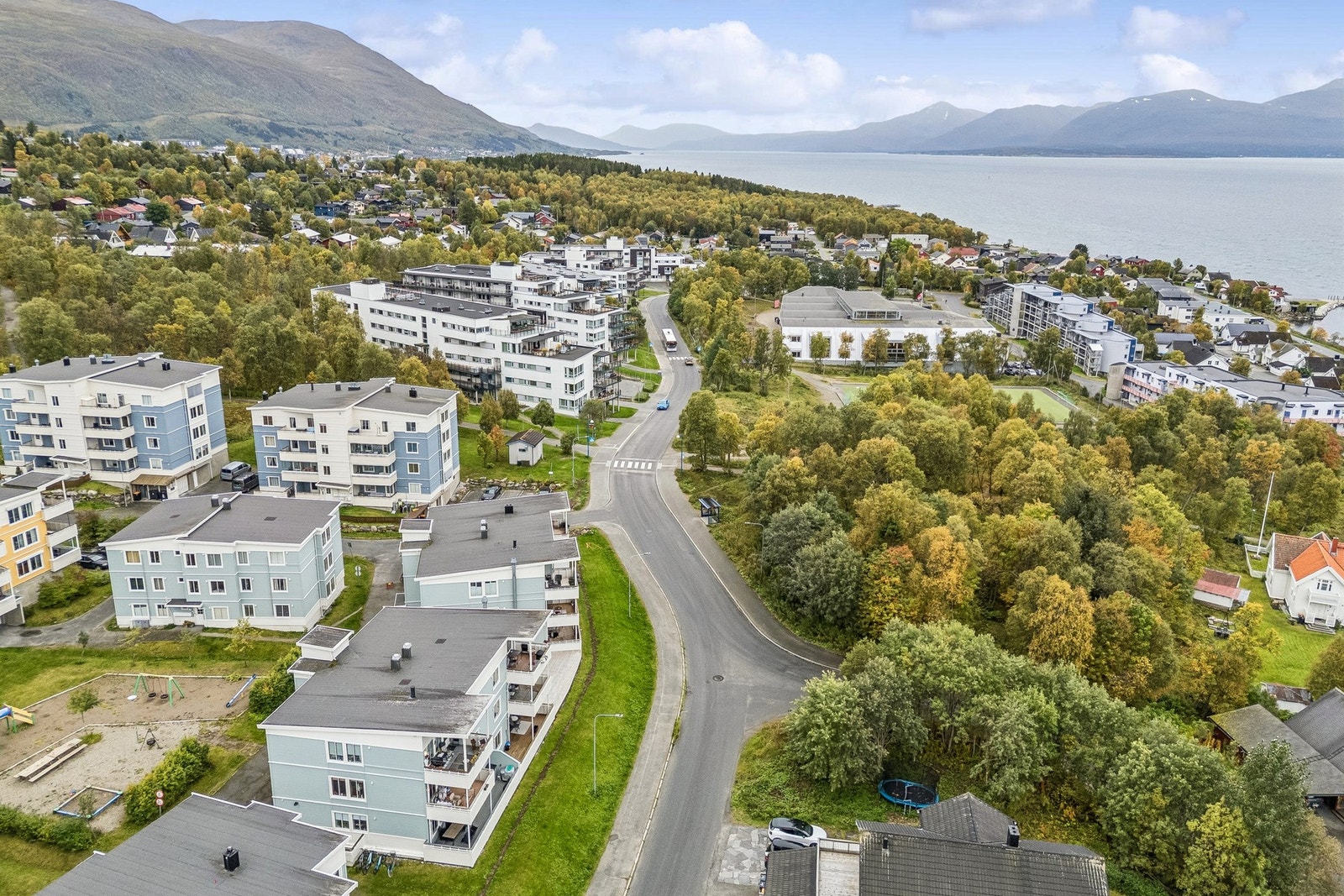 Nærmeste bussholdeplass har hyppige avganger med linje 33 og 34 til sentrum, UiT og UNN. Galleribilde