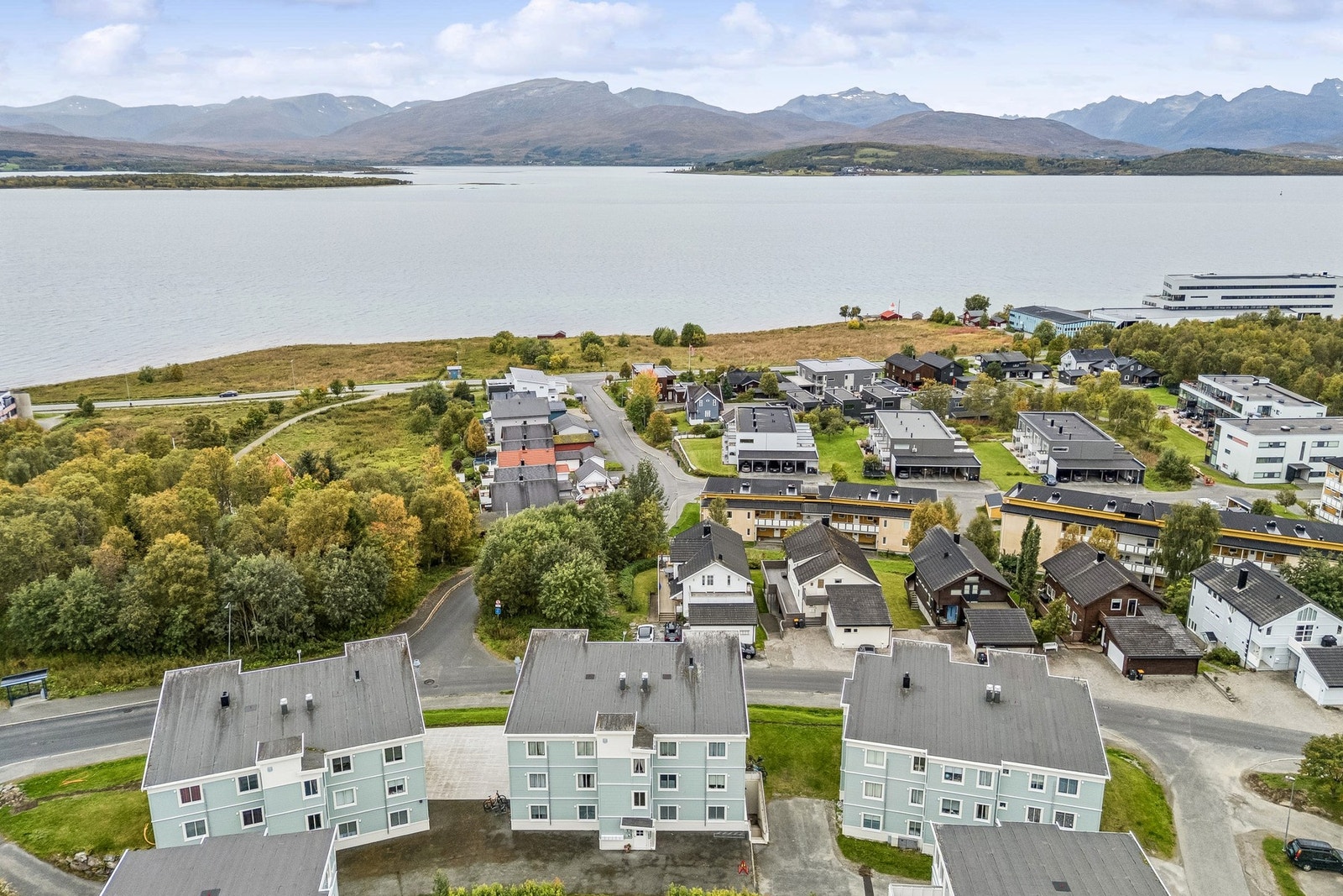 Kort avstand ned til strandlinjen ved Fagerengfjæra og fine turområder langs sjøen. Galleribilde