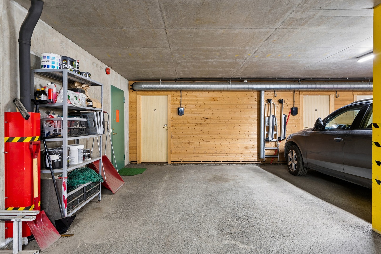 Fast parkeringsplass i felles garasjeanlegg med adkomst til sportsboder. Galleribilde